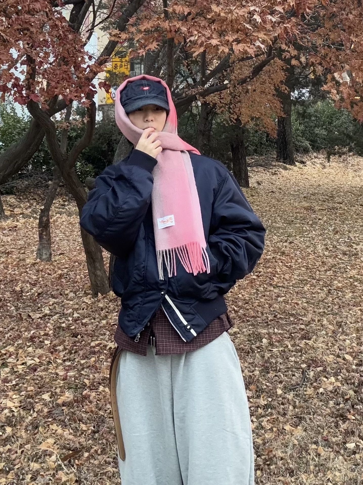 Human Made Denim Work Cap Indigo, MJD x Koin Seoul Belted Heavy Sweat Baggy Pants Melange Grey 착용 스타일 - 2
