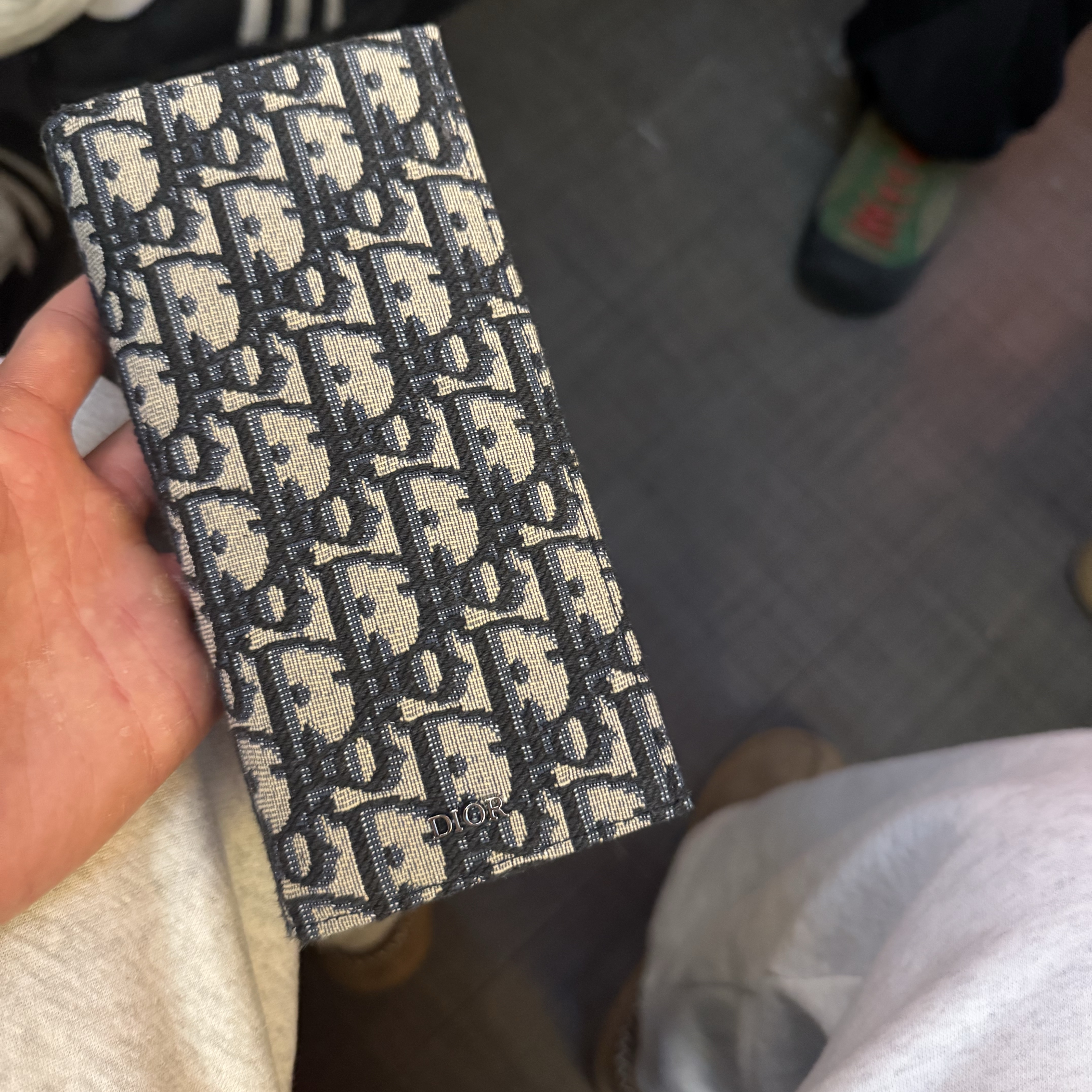 Dior Vertical Long Wallet Beige & Black Dior Oblique Jacquard 착용 스타일 - 1