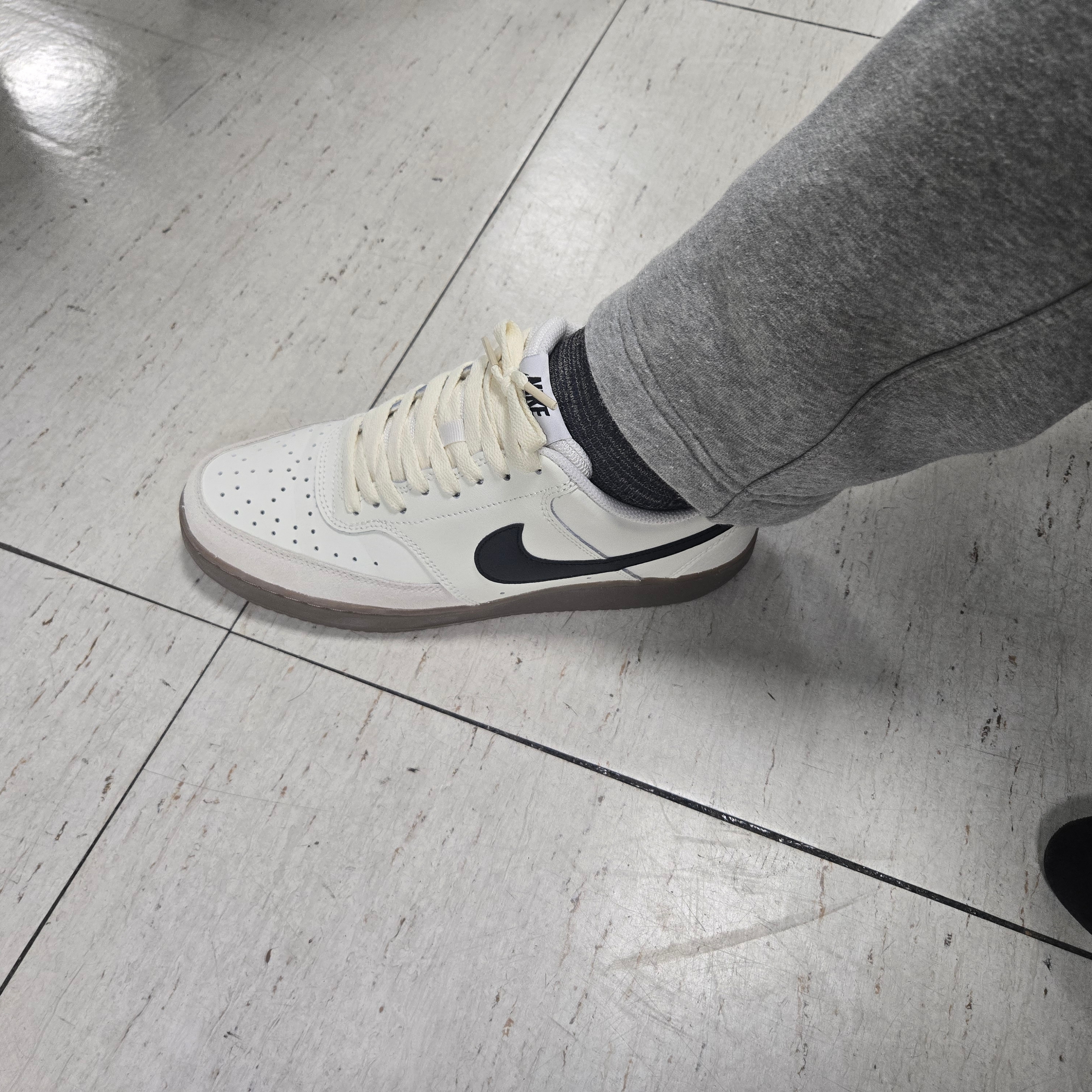 Nike Court Vision Low Sail Light Orewood Brown 착용 스타일