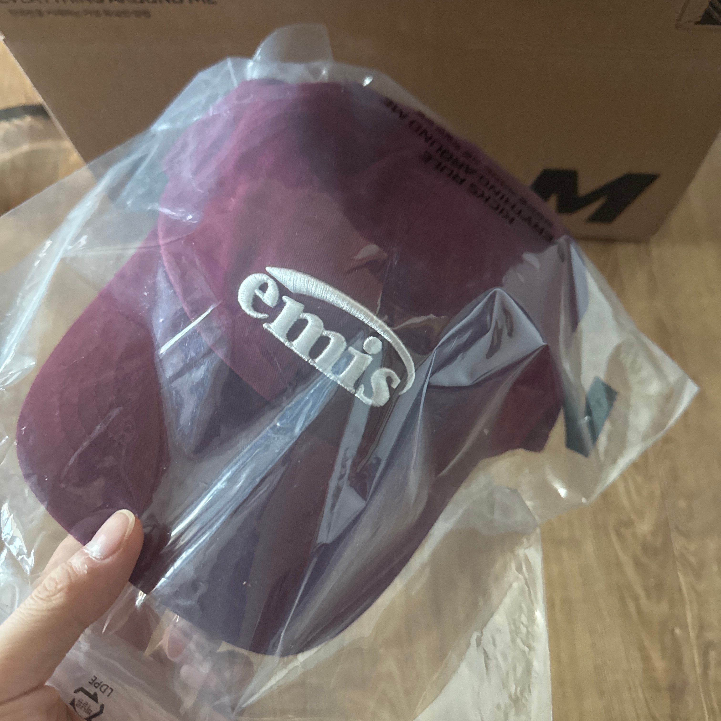 Emis New Logo Emis Cap Burgundy 착용 스타일