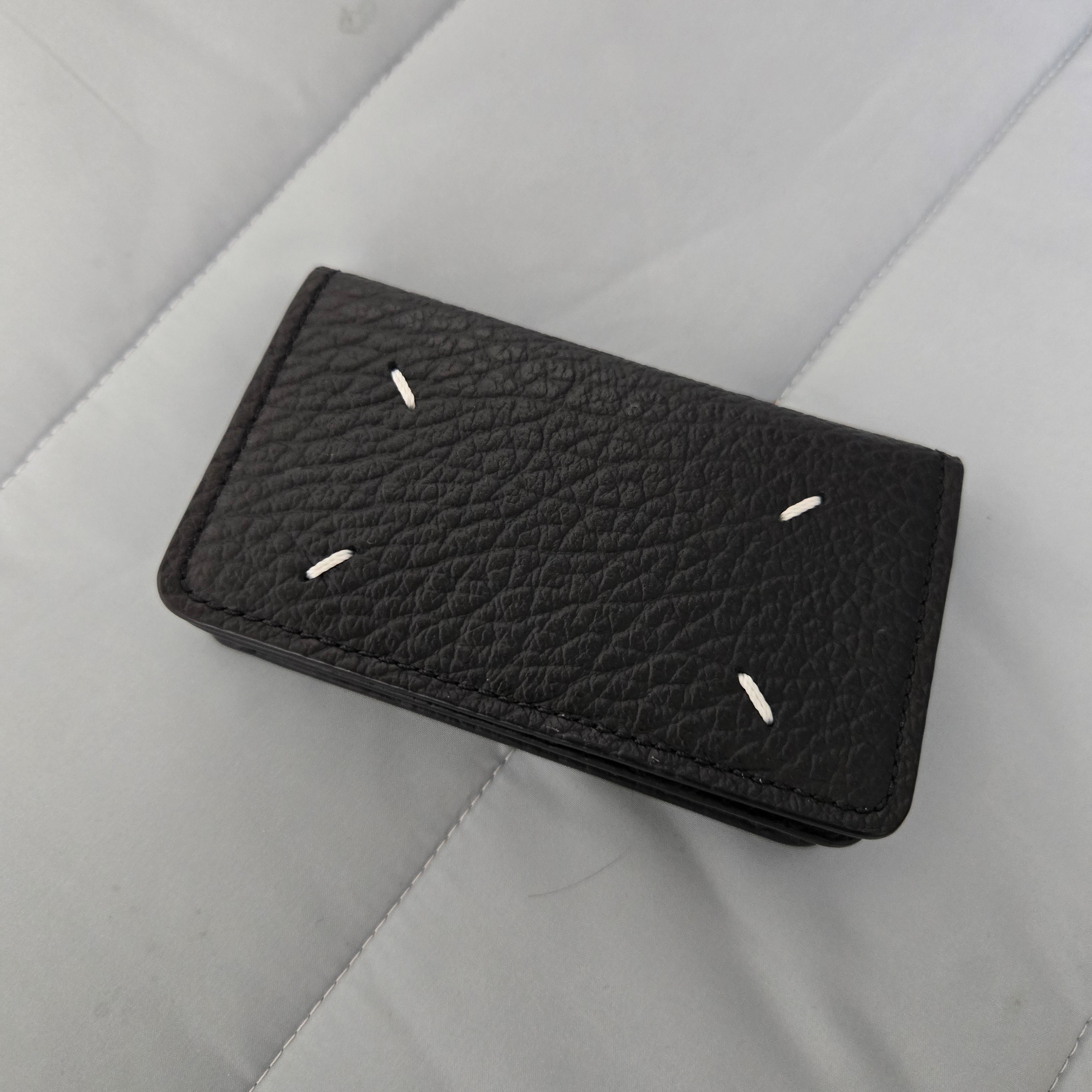 Maison Margiela Stitch Leather Flap Card Holder Black 착용 스타일