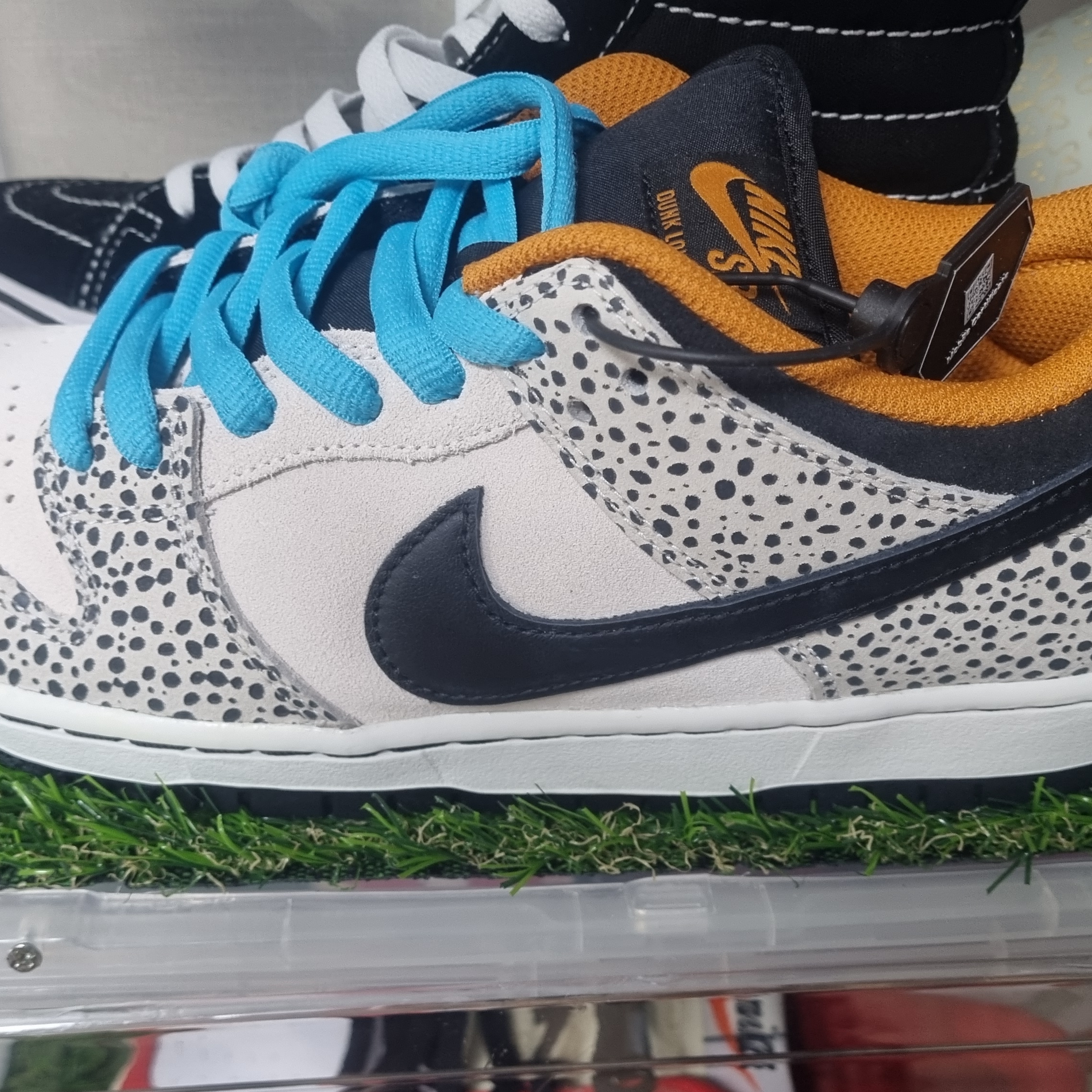 Nike SB Dunk Low Pro Electric Phantom and Black 착용 스타일