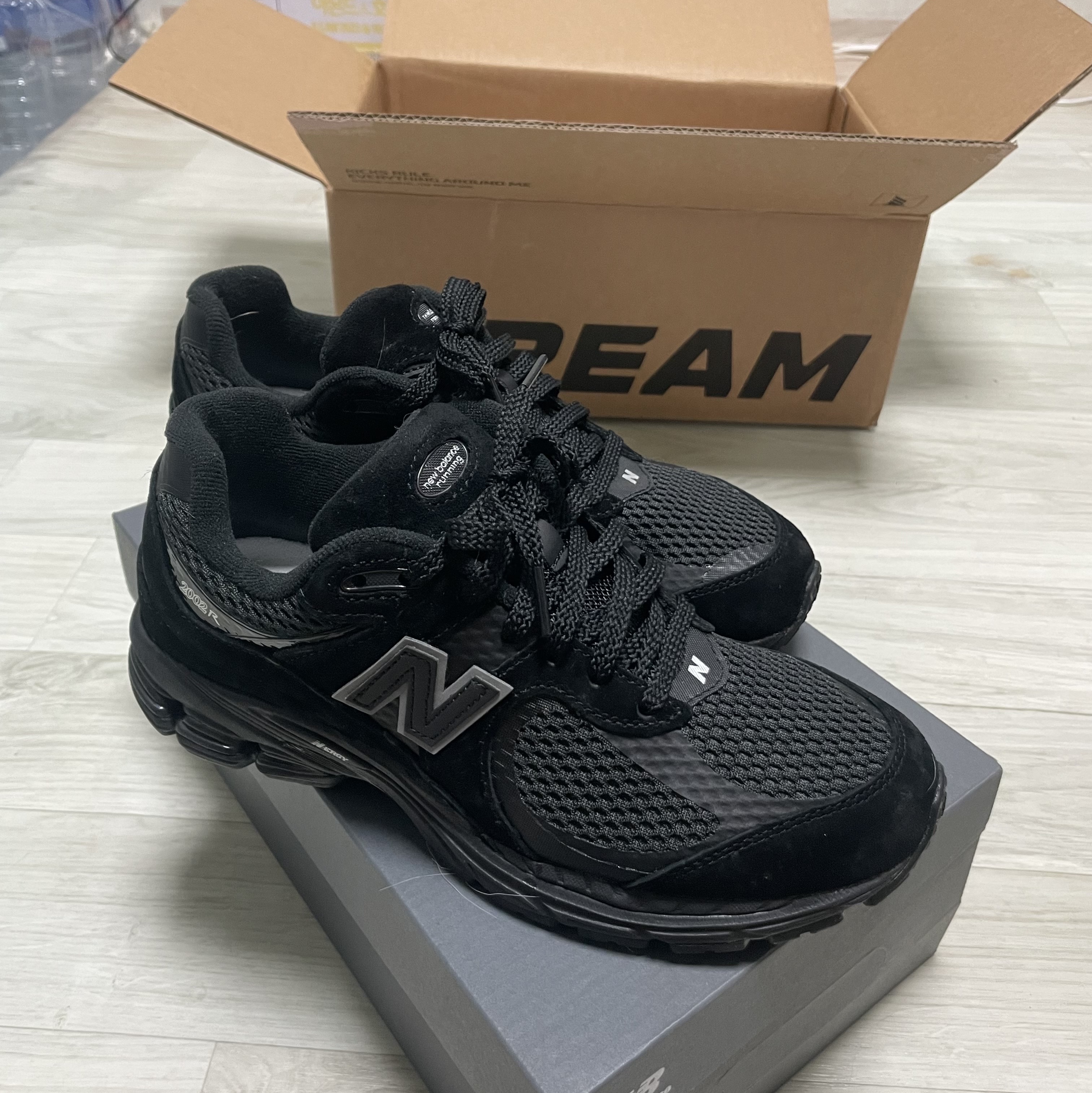 New Balance 2002 Black 착용 스타일 - 3