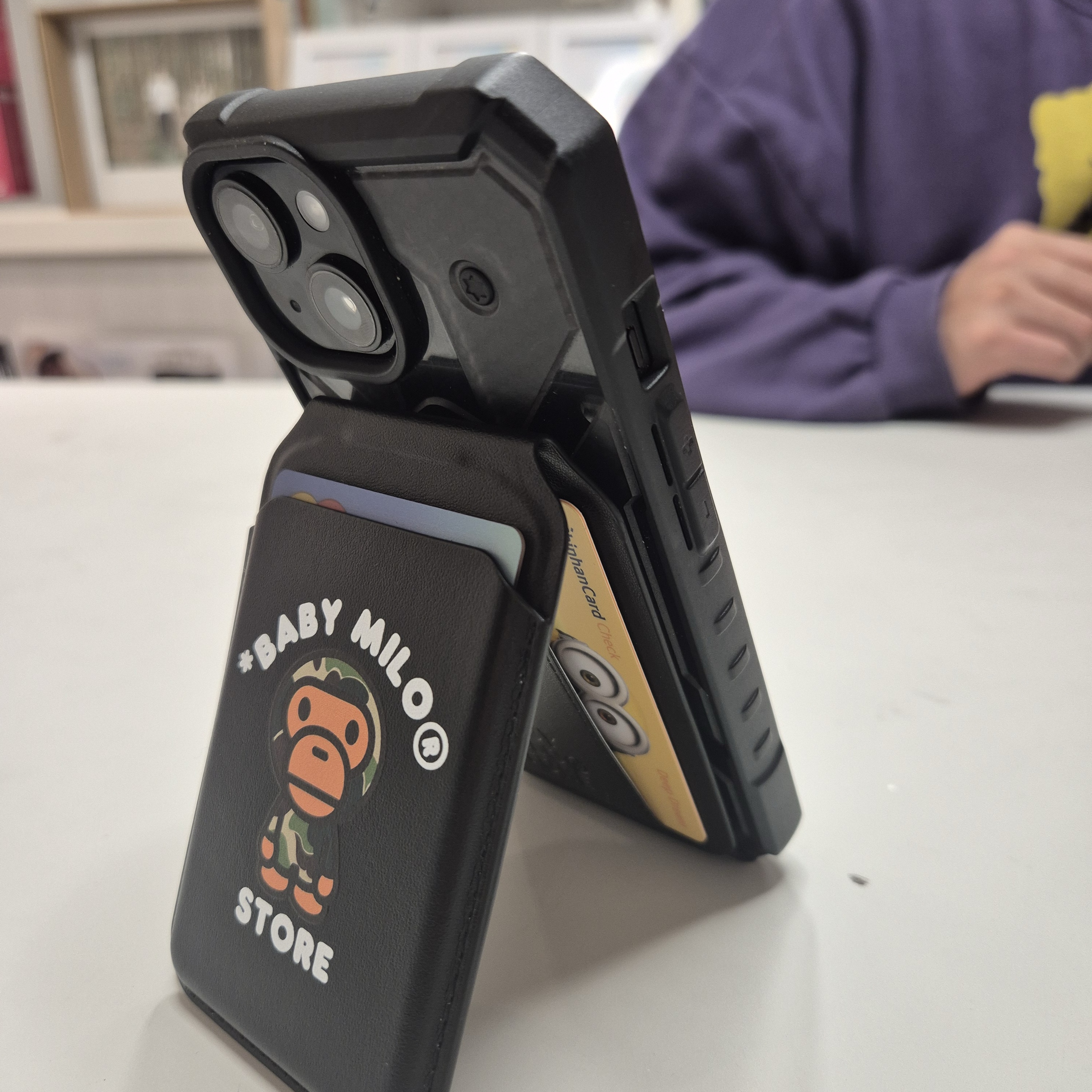 BAPE Baby Milo MagSafe Card Holder Black 착용 스타일 - 2