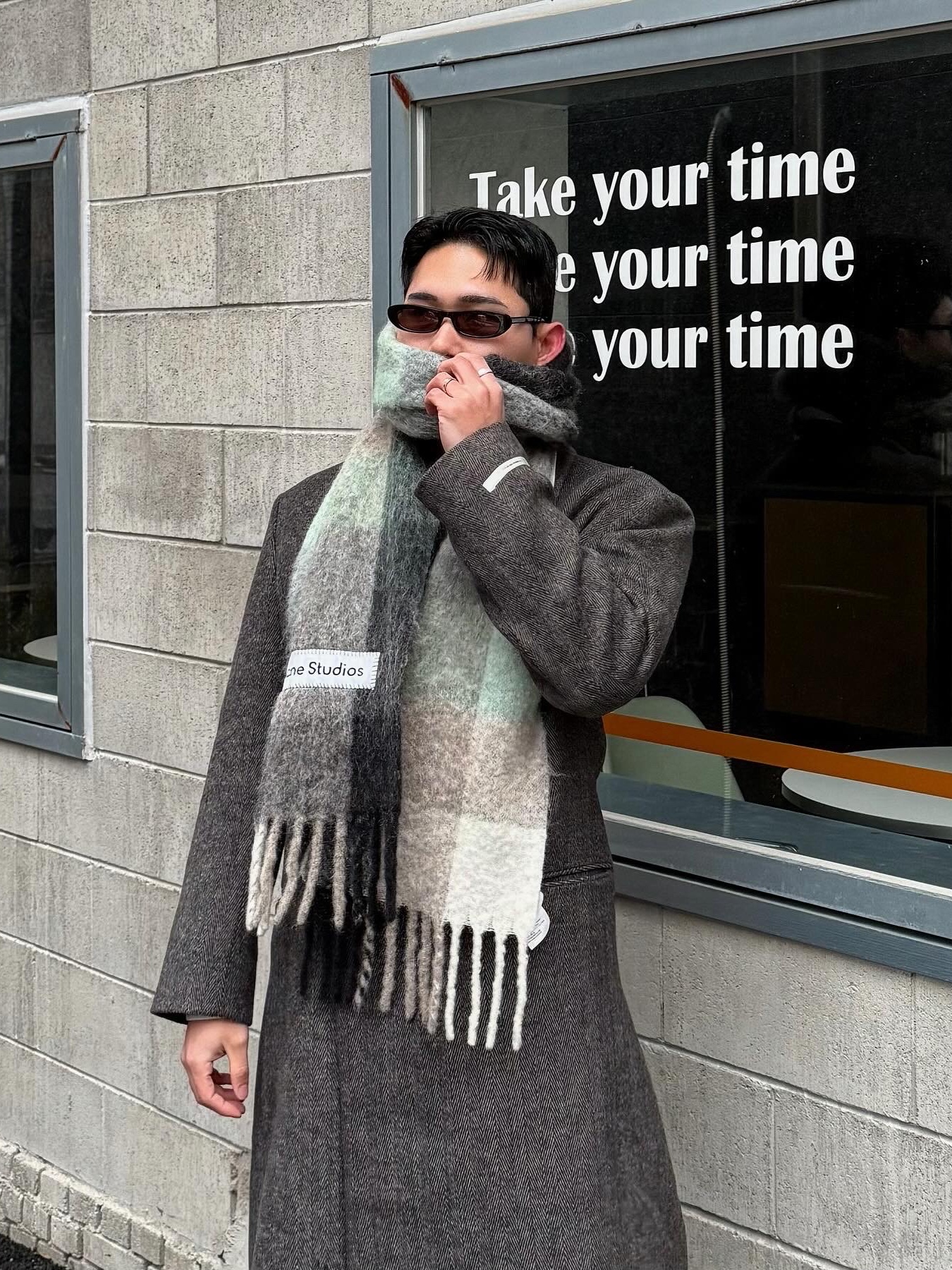 Acne Studios Mohair Check Muffler Blue Beige Black, (W) Saint Laurent SL 557 Shade Sunglasses Black 착용 스타일 - 2