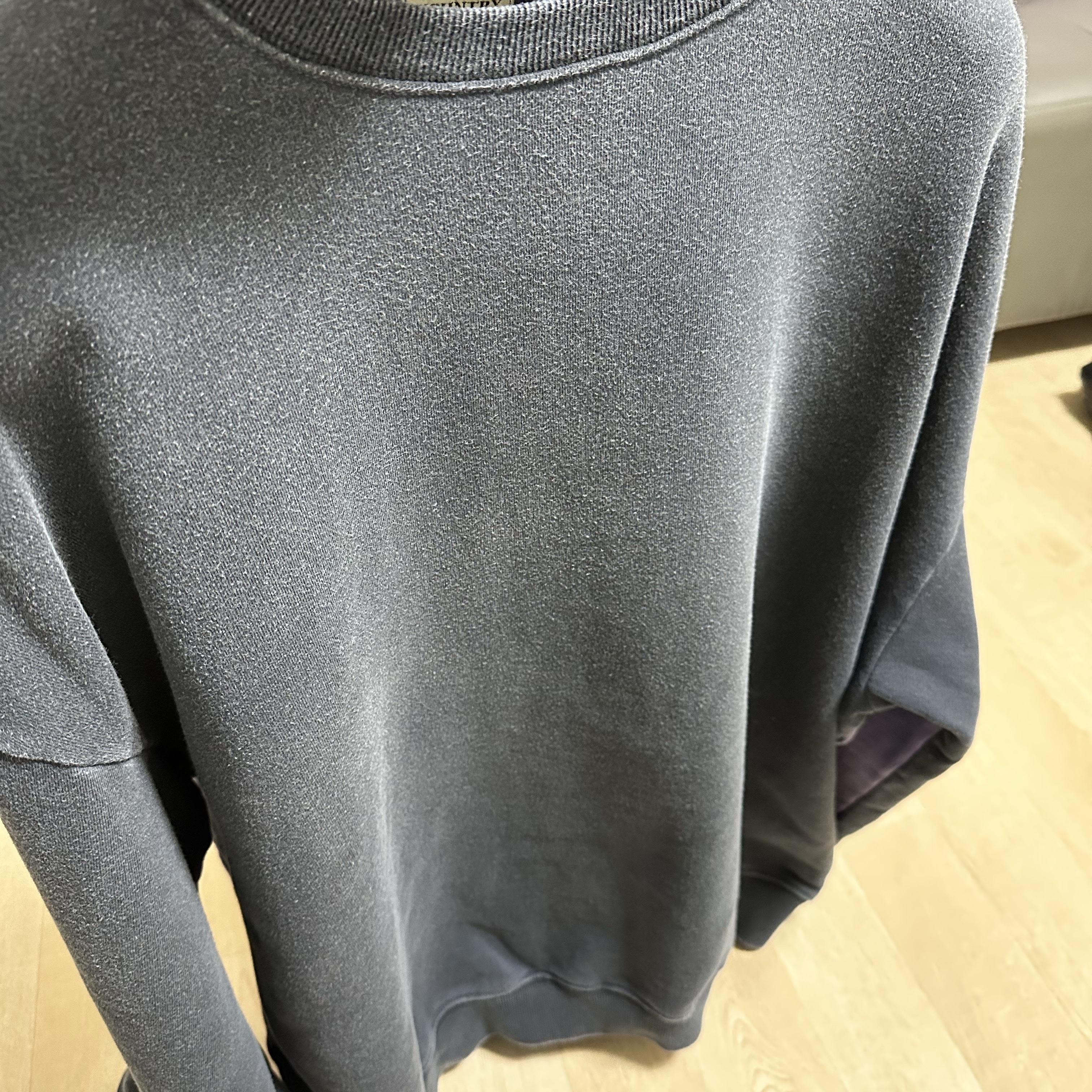 Kapital 2 Tone Big Fleece Sweatshirt Black Purple 착용 스타일 - 1