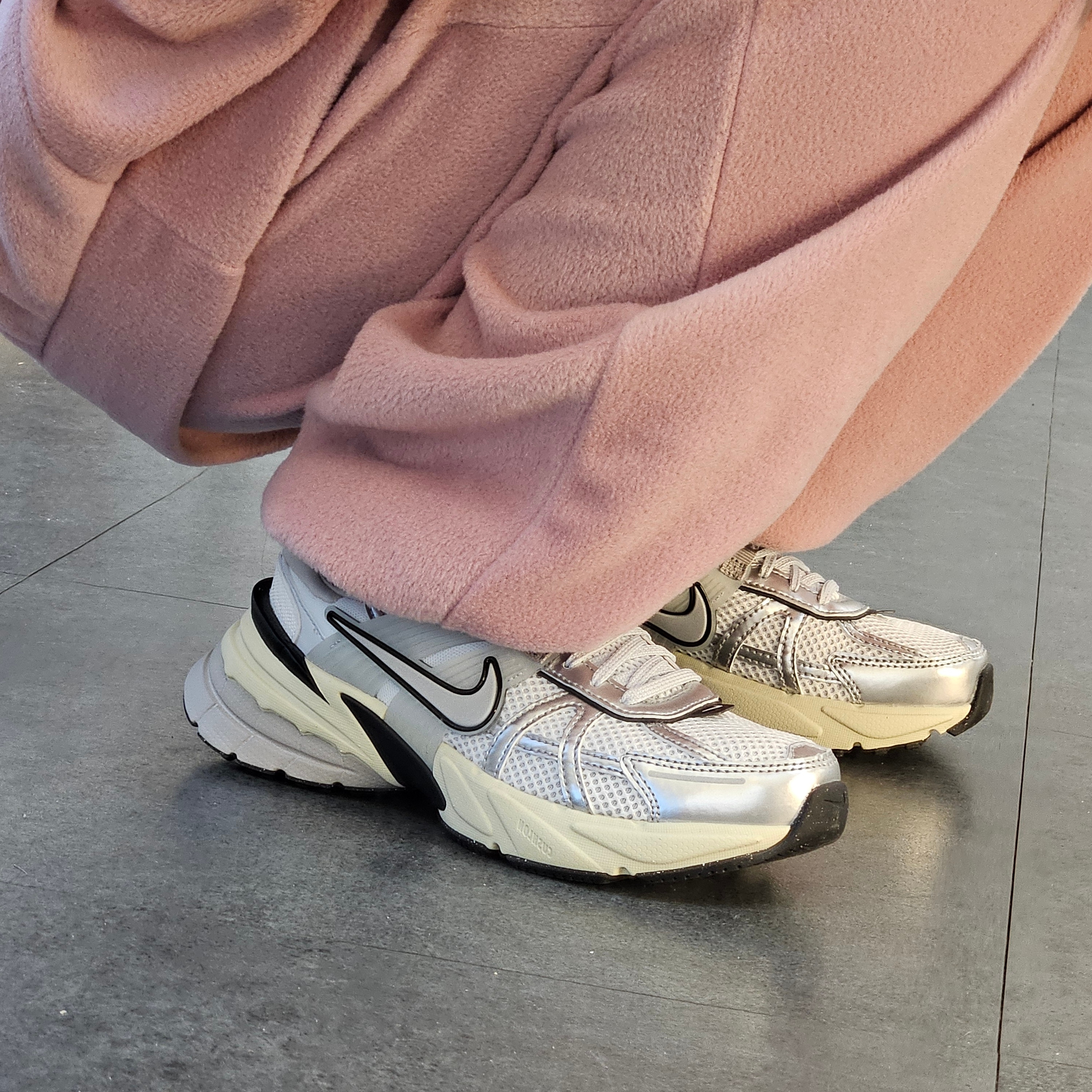 Nike V2K Run Summit White Metallic Silver 착용 스타일