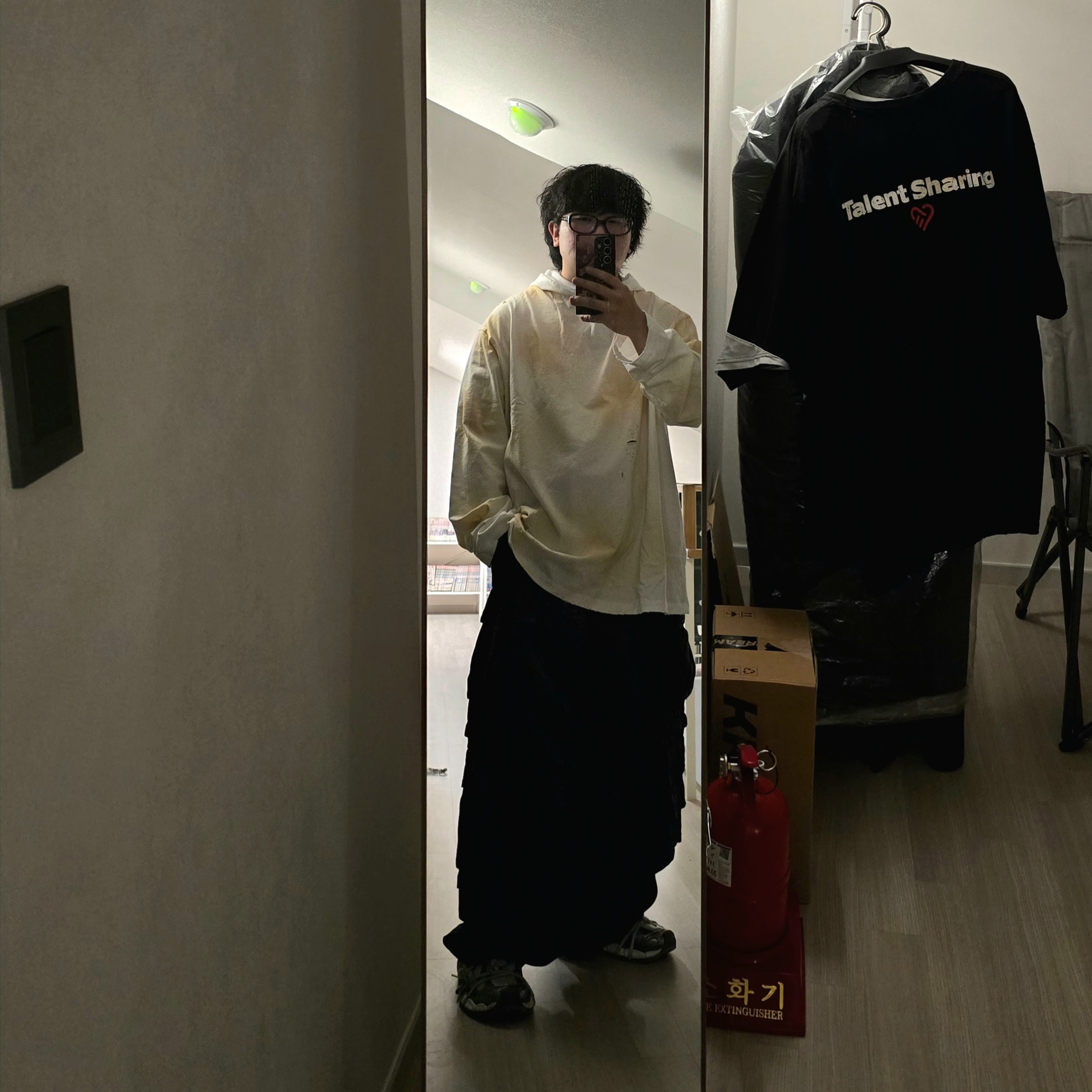 Balenciaga 3XL Sneakers Grey White Red, Project G/R Oversized Convertible Cargo Pants Coated Black 착용 스타일 - 1