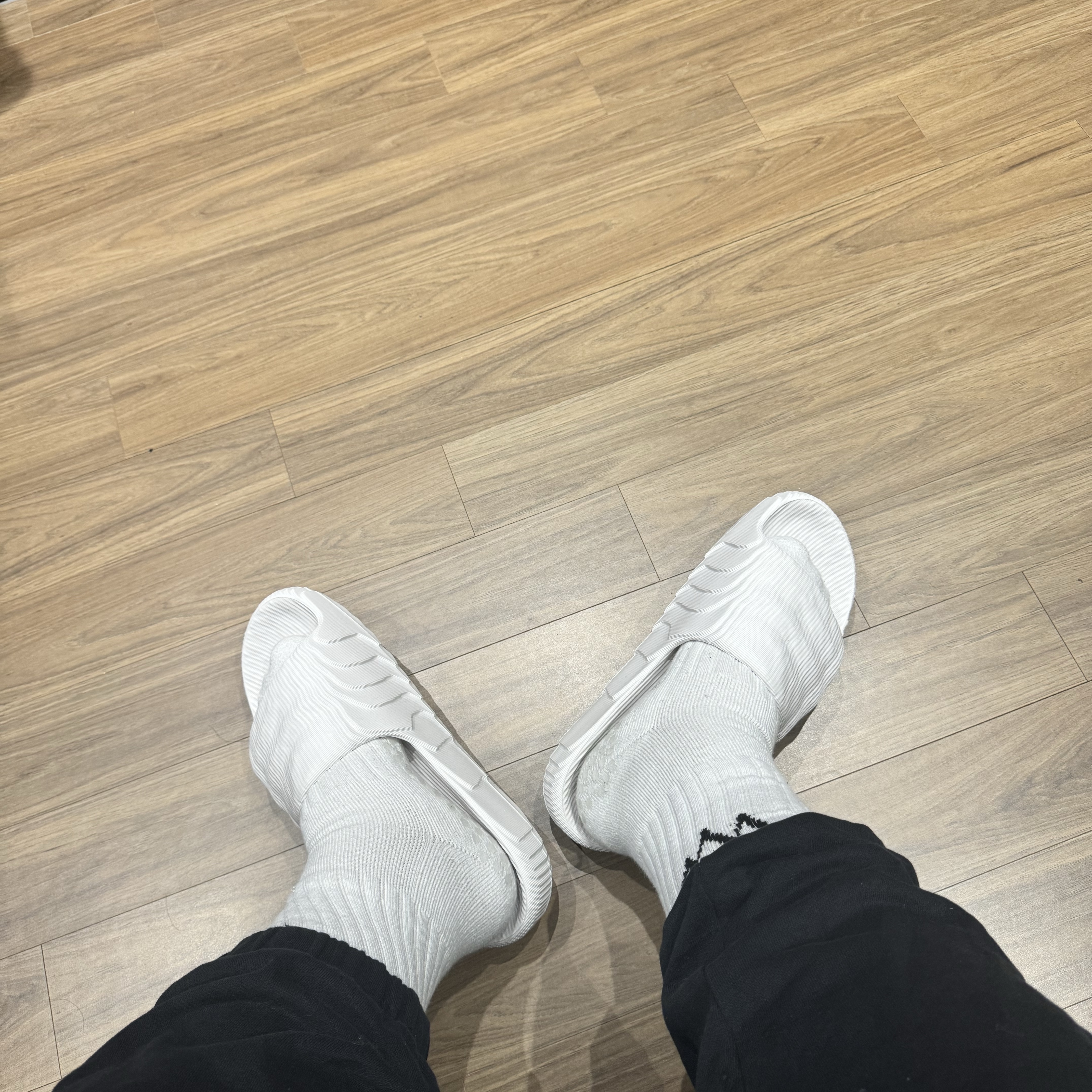 Adidas Adilette 22 Crystal White 착용 스타일