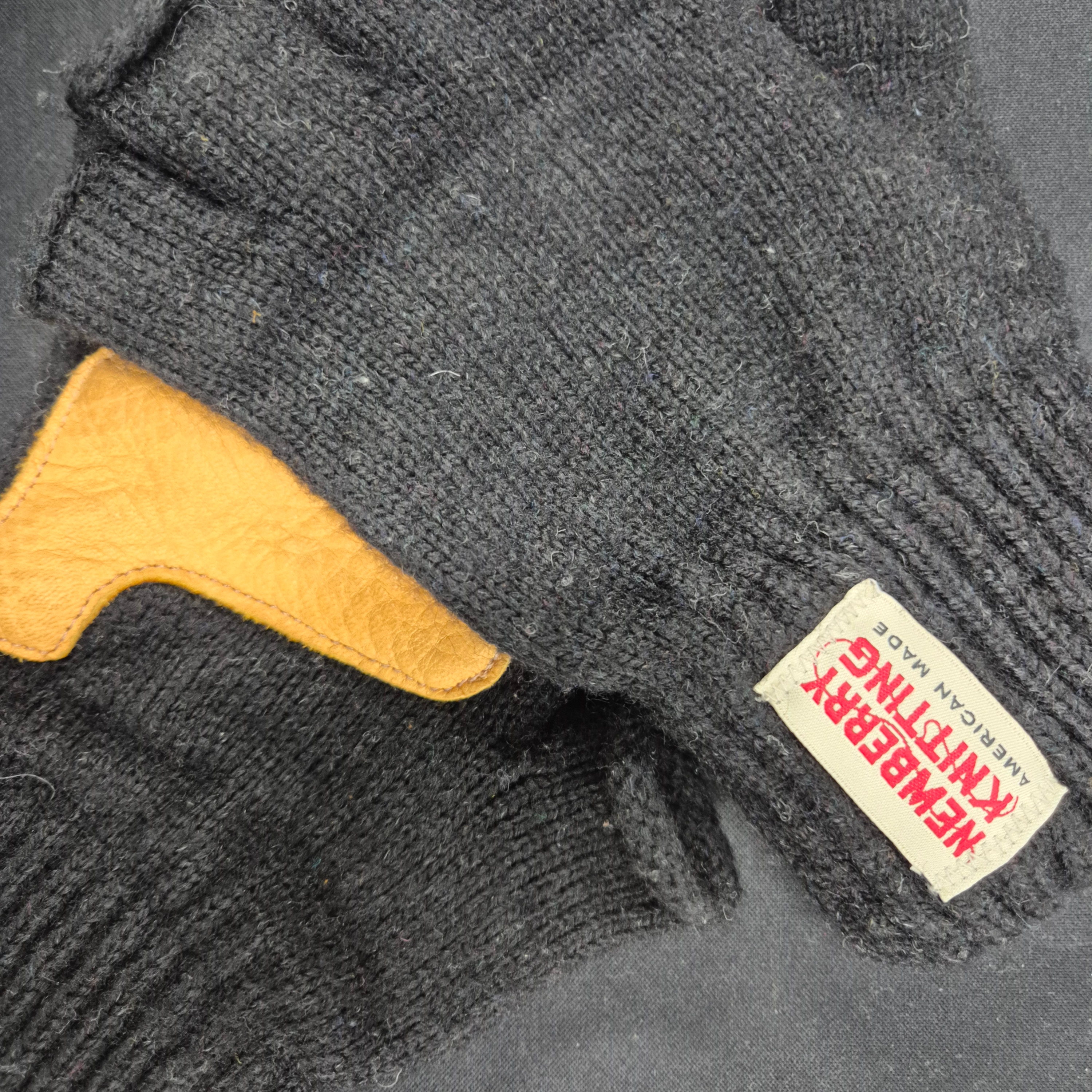 Newberry Knitting Deerskin Glomitt Gloves Black 착용 스타일