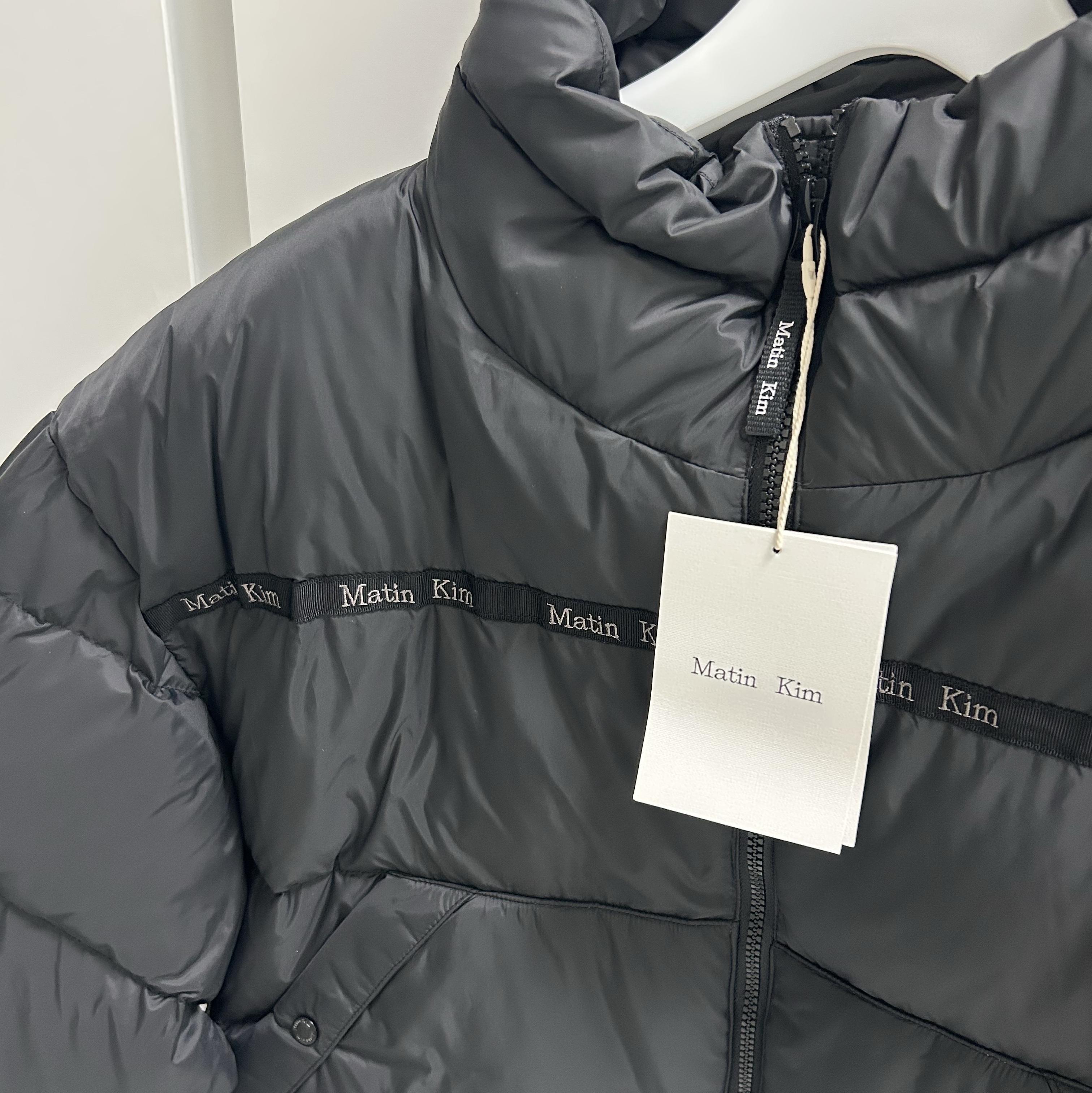 (W) Matin Kim Taping Puffer Down Jumper Black 착용 스타일 - 3