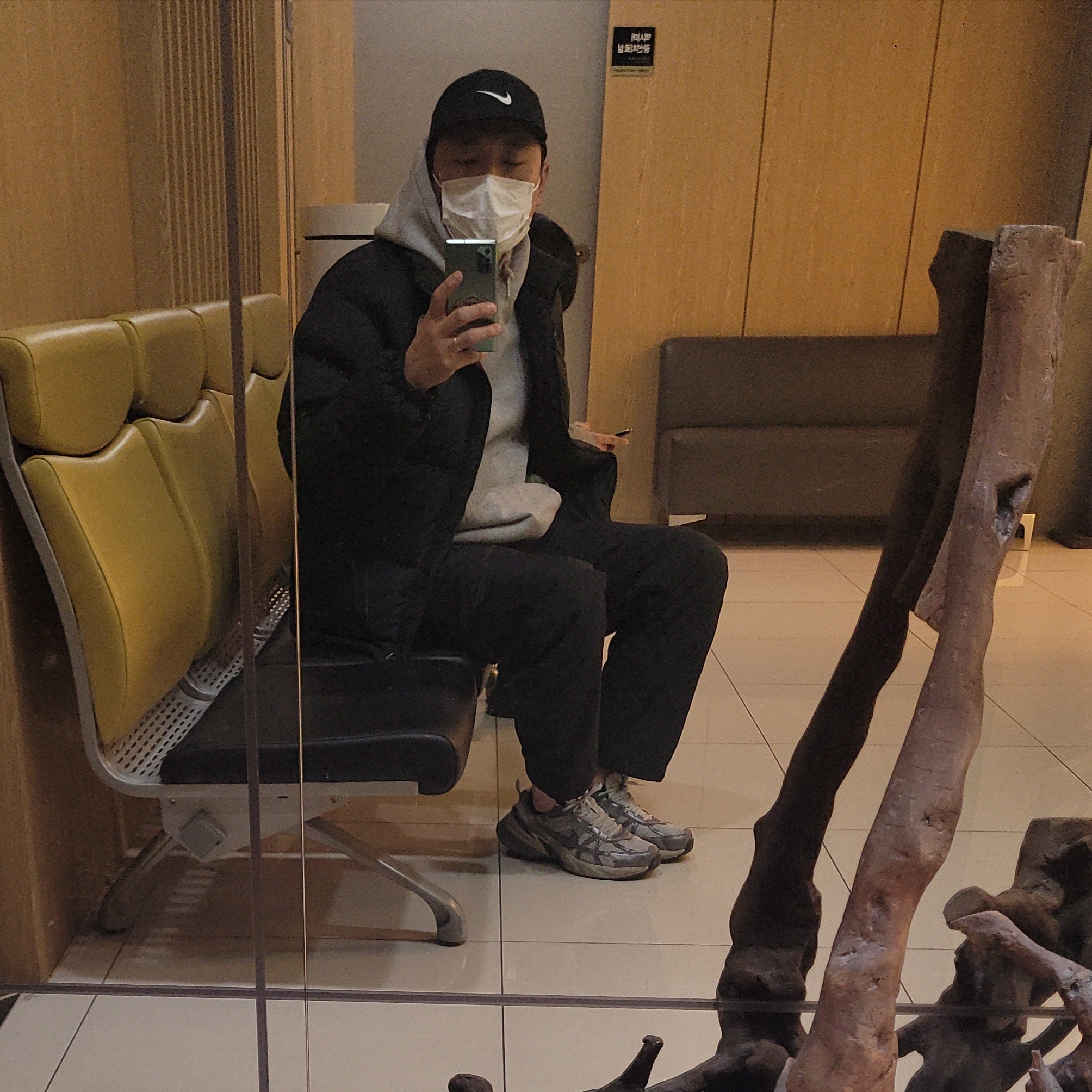 Nike Dri-Fit Fly Unstructured Swoosh Cap Black, Nike V2K Run Pure Platinum Wolf Grey 착용 스타일