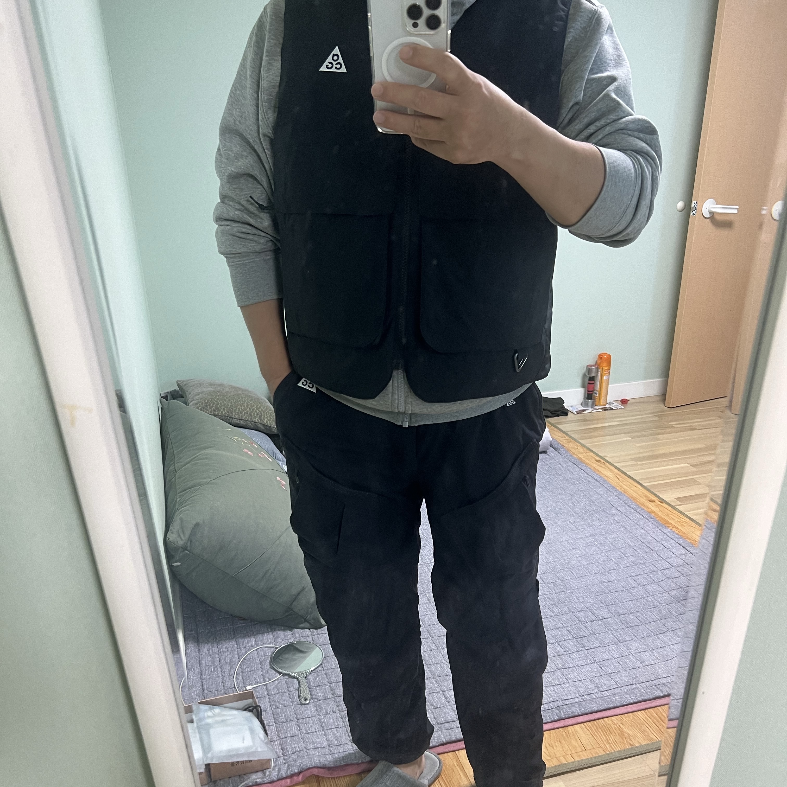 Nike ACG Smith Summit Cargo Pants Black - Asia, Nike ACG Primaloft Skull Peak Reversible Vest Black Dark Raisin - Asia 착용 스타일