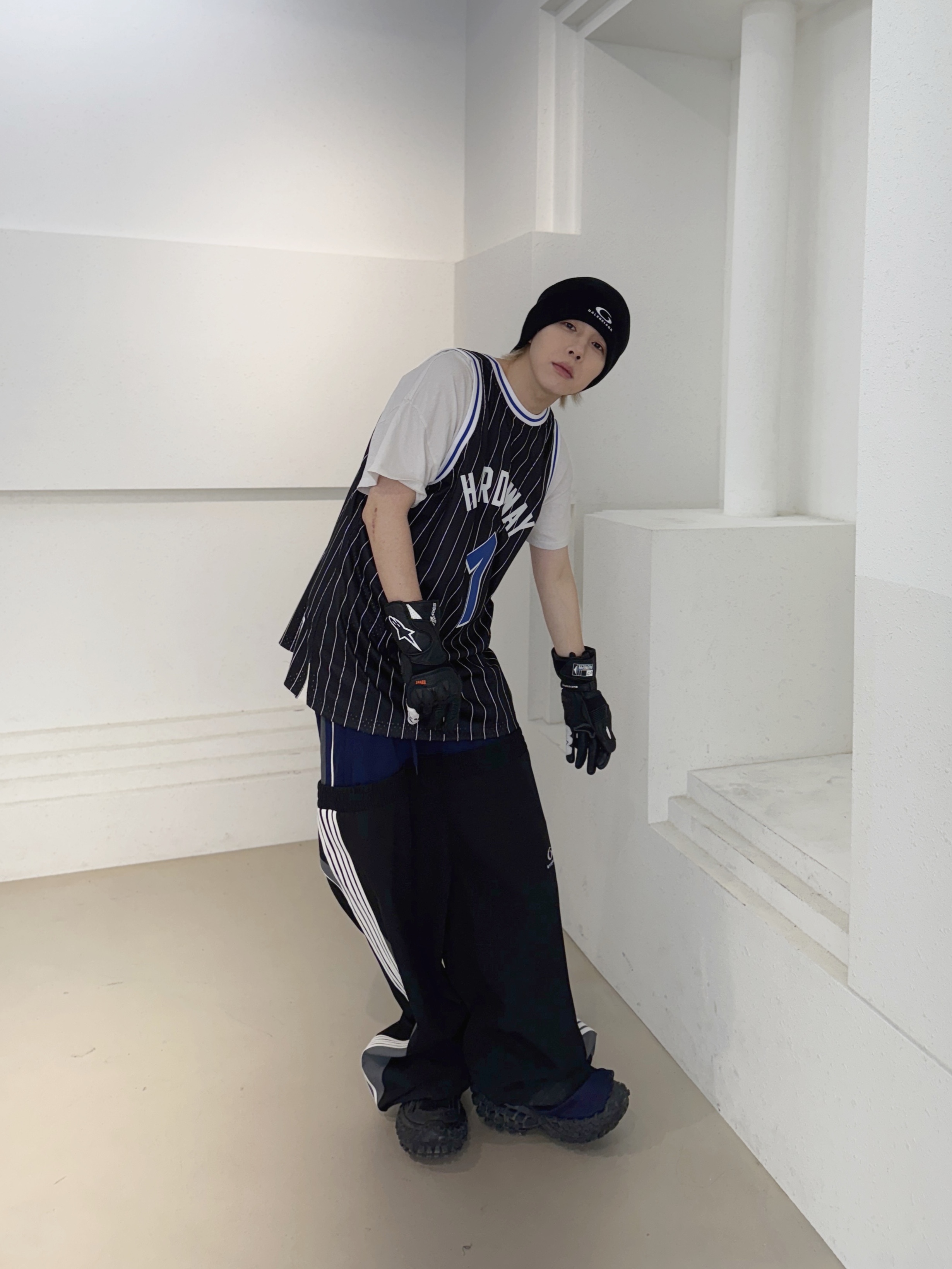 Balenciaga Defender Sneakers Black 착용 스타일 - 2