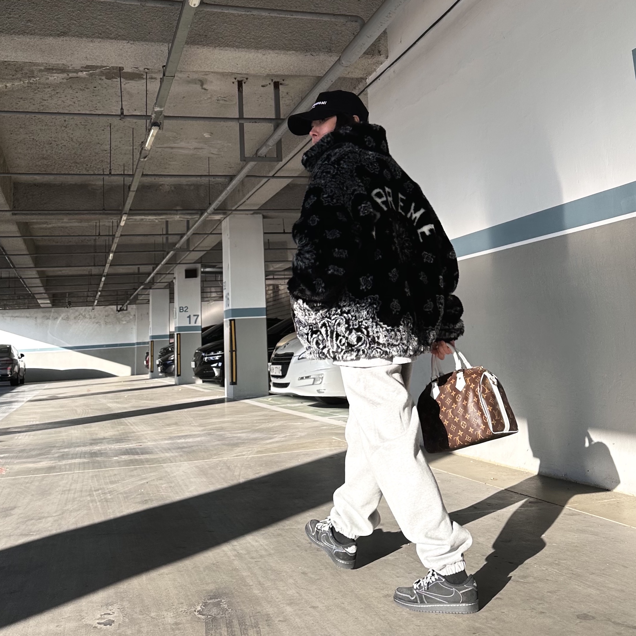 Wooyoungmi Seoul Embroidered Ball Cap Black - 23FW, Supreme Bandana Faux Fur Bomber Jacket Black - 21SS 착용 스타일 - 1