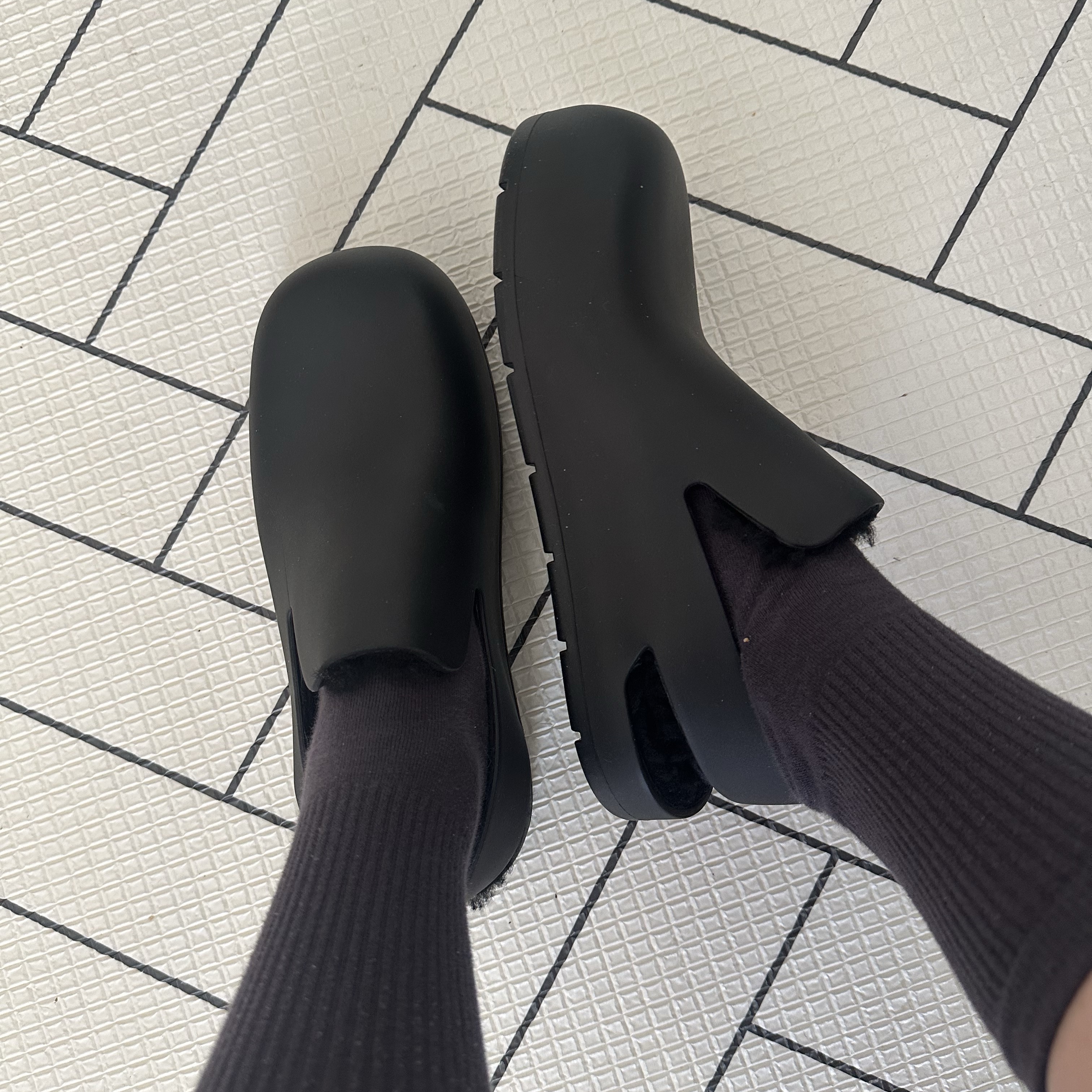 (W) Bottega Veneta Puddle Shearling Rubber Slingback Sandals Black 착용 스타일