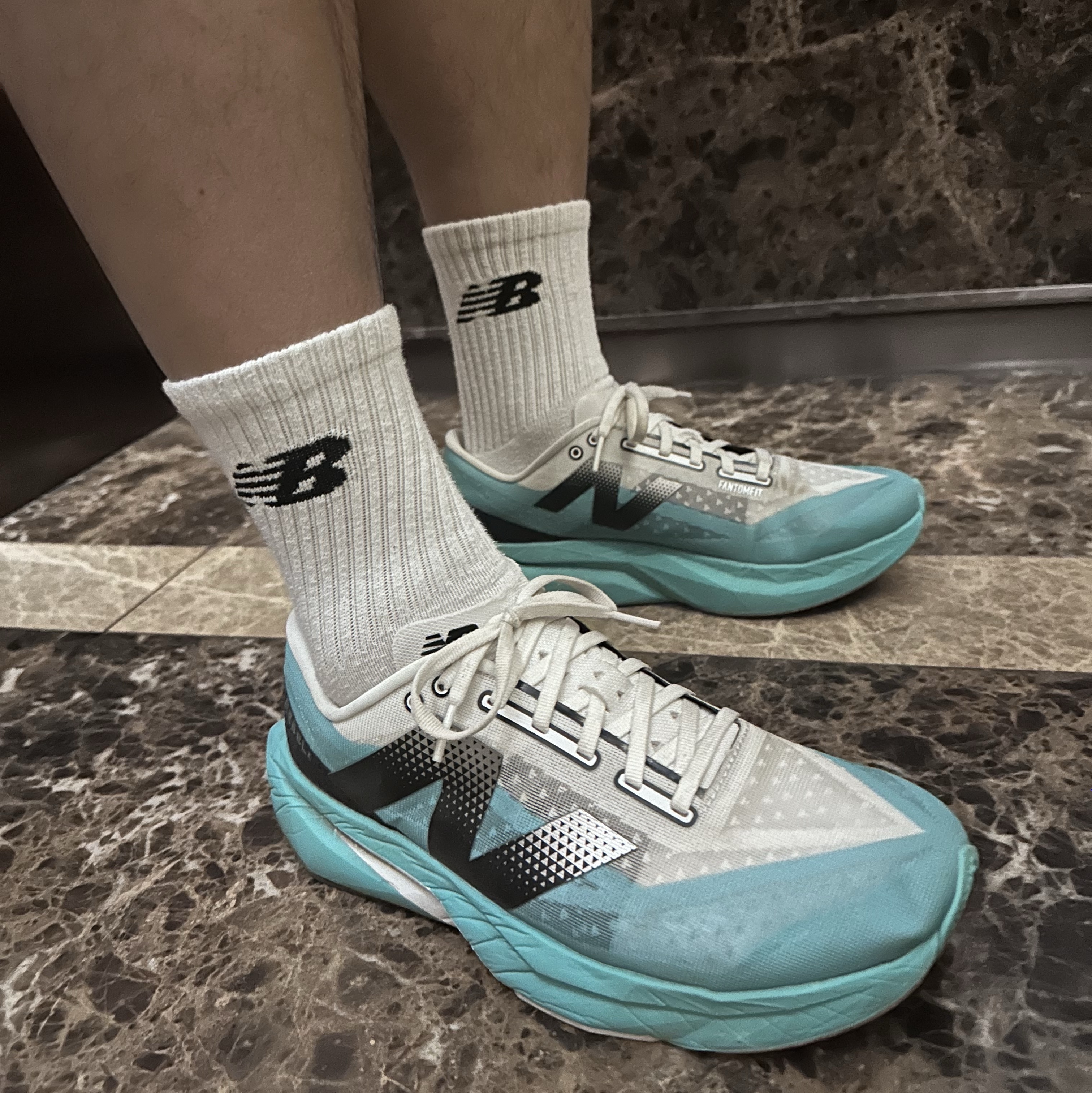 New Balance Fuelcell Rebel v4 Cyber Jade White - 2E Wide 착용 스타일 - 2