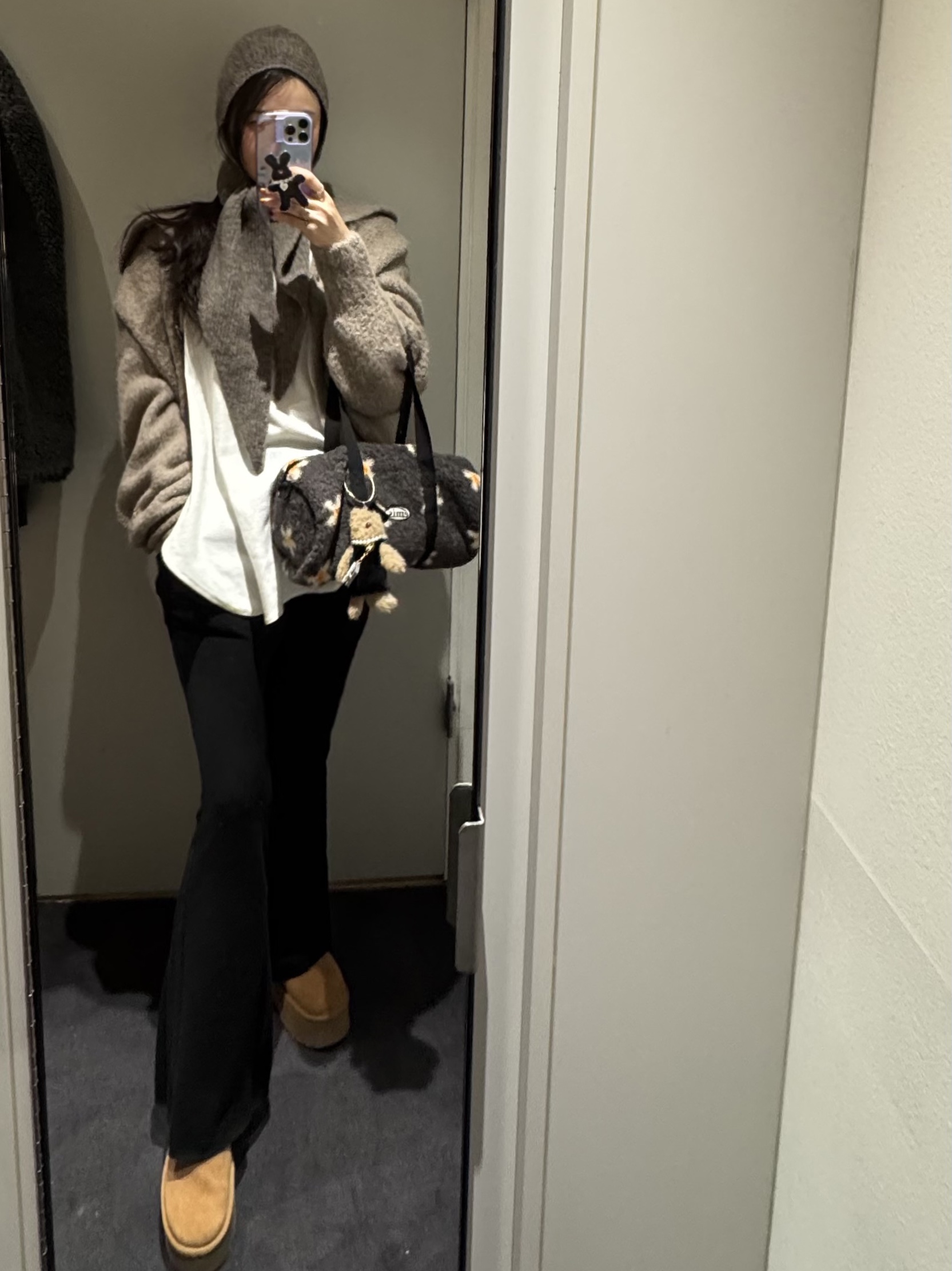 Paloma Wool Coucou Balaclava Taupe, Emis Flower Boucle Crossed Body Bag Black 착용 스타일 - 8