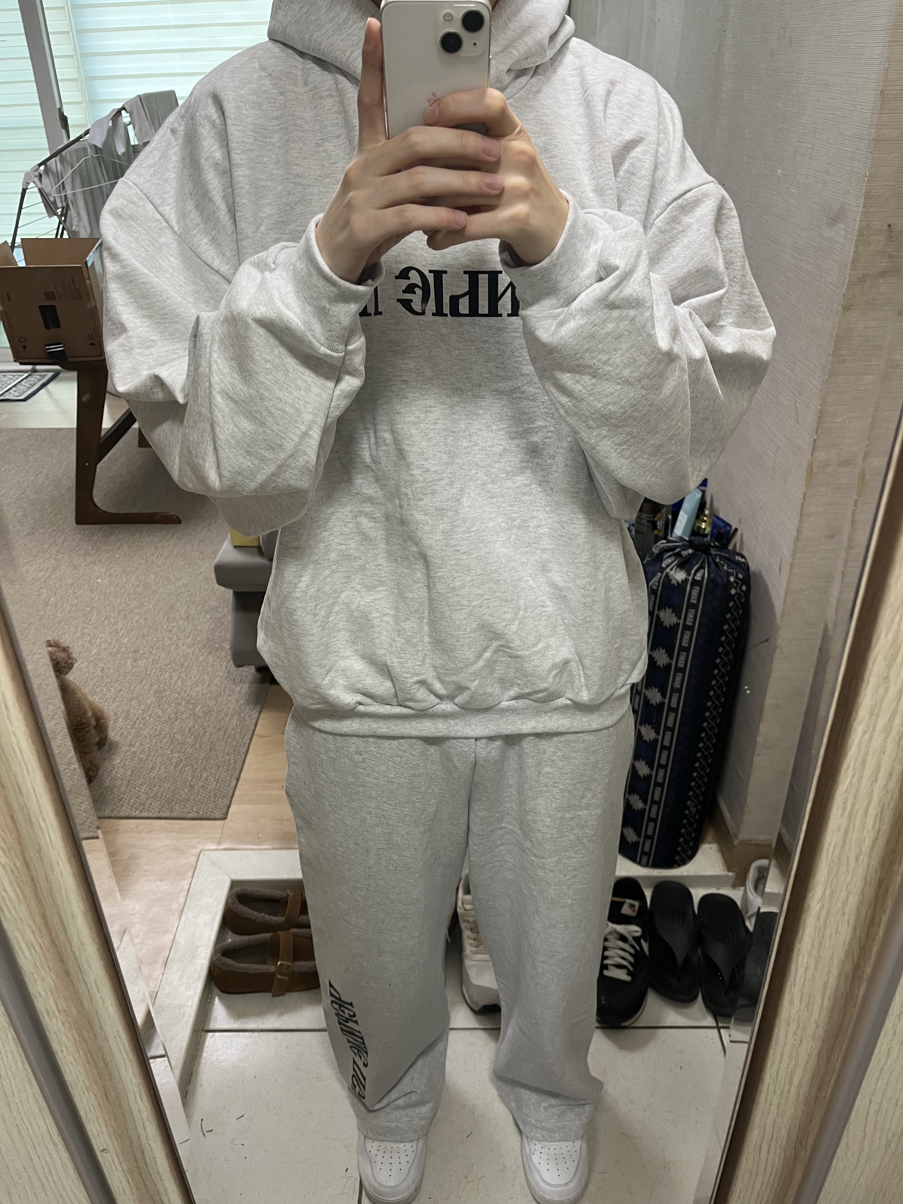 Yeezy x Gosha Rubchinskiy YZY Black Dogs Hoodie Heather Grey, Yeezy x Gosha Rubchinskiy YZY Black Dogs Jogger Heather Grey 착용 스타일 - 1