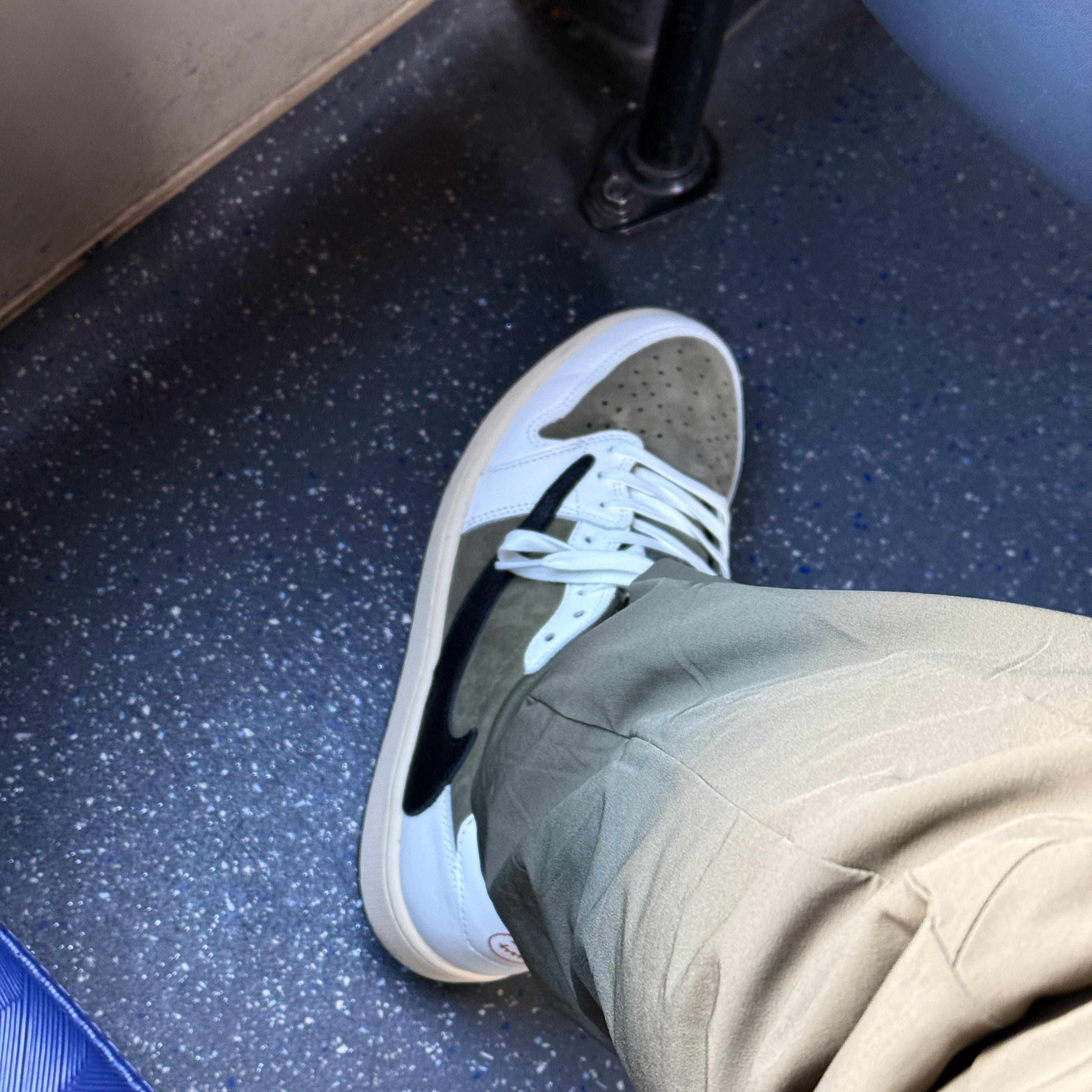 Jordan 1 x Travis Scott Retro Low OG SP Reverse Olive 착용 스타일