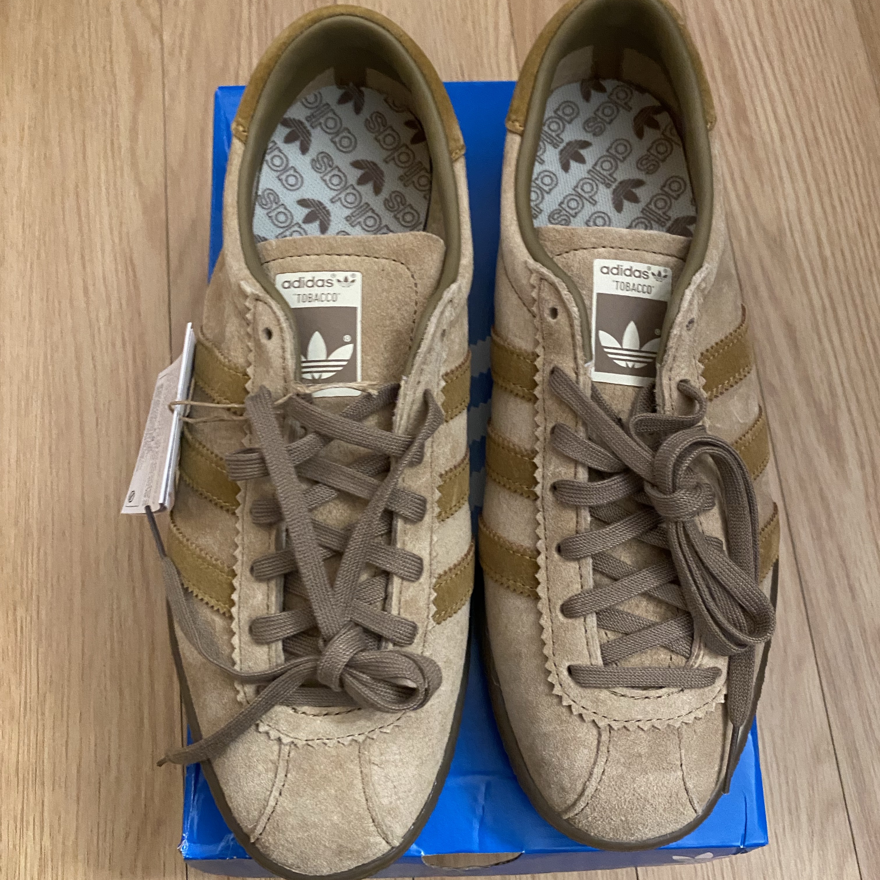 Adidas Tobacco Pantone Mesa 착용 스타일