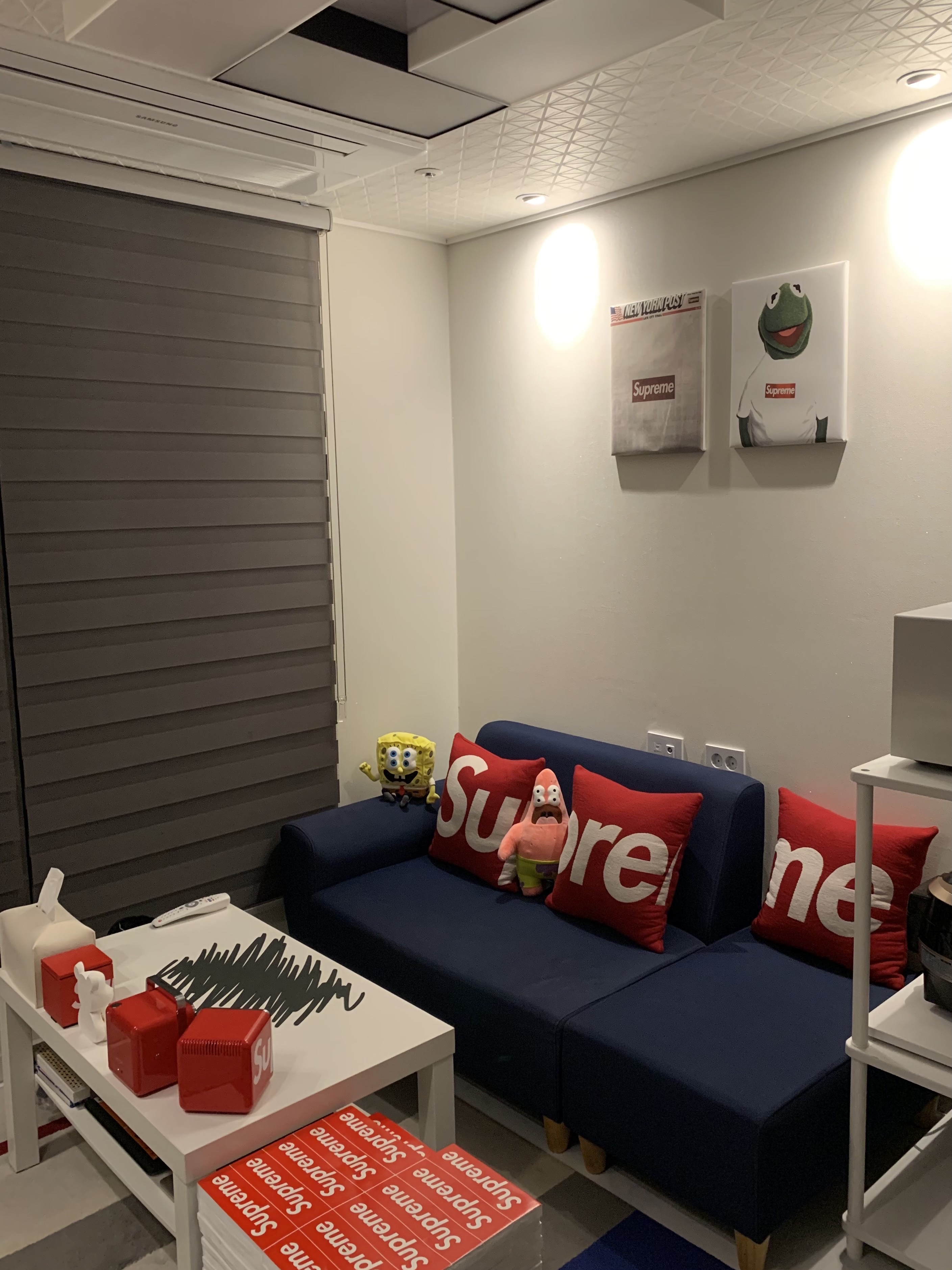 Supreme x Jules Pansu Pillows Red (Set of 3), Supreme Cini&Nils Cuboluce Table Lamp Red - 21SS 착용 스타일