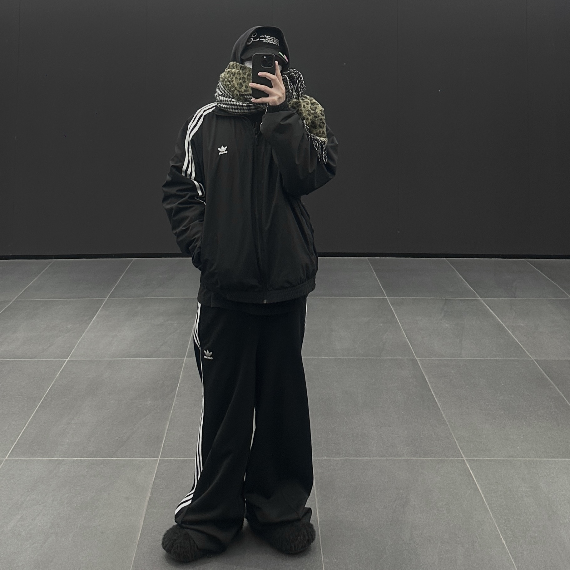 (W) Adidas Adilenium Oversized Track Top Black - KR Sizing, (W) Adidas Primeblue Relaxed Wide Leg Pants Black - KR Sizing 착용 스타일 - 2