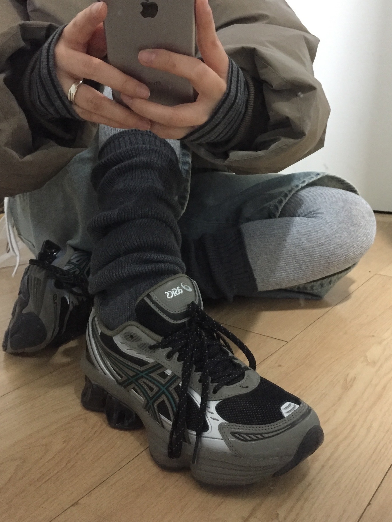 Asics Gel-Kinetic Fluent Black Dark Taupe 착용 스타일