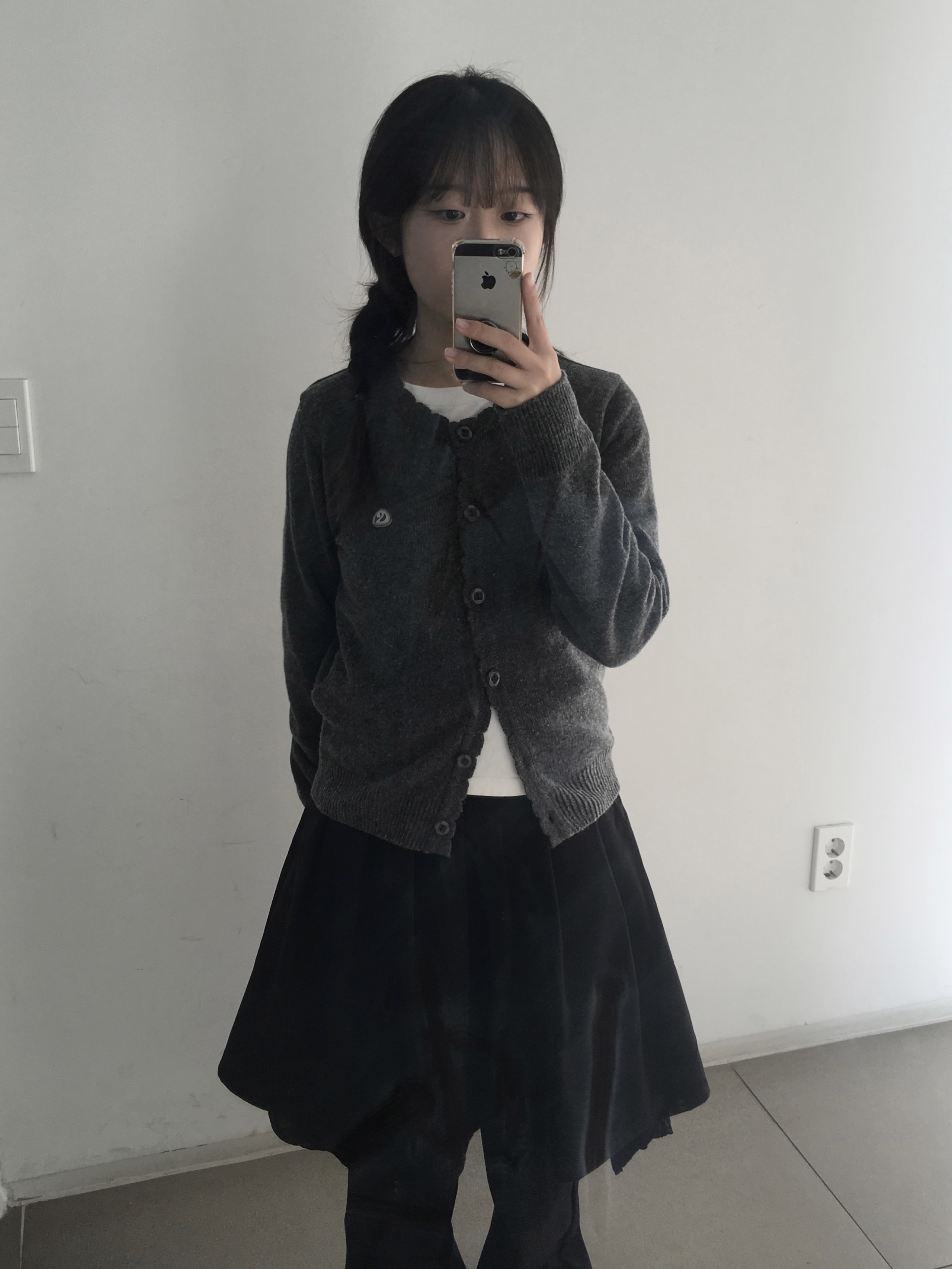 (W) Coyseio Flower Button Cardigan Grey 착용 스타일