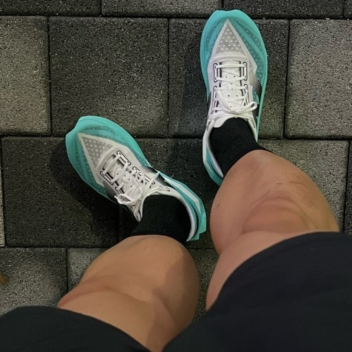 New Balance Fuelcell Supercomp Elite v4 Cyber Jade White - D Standard 착용 스타일
