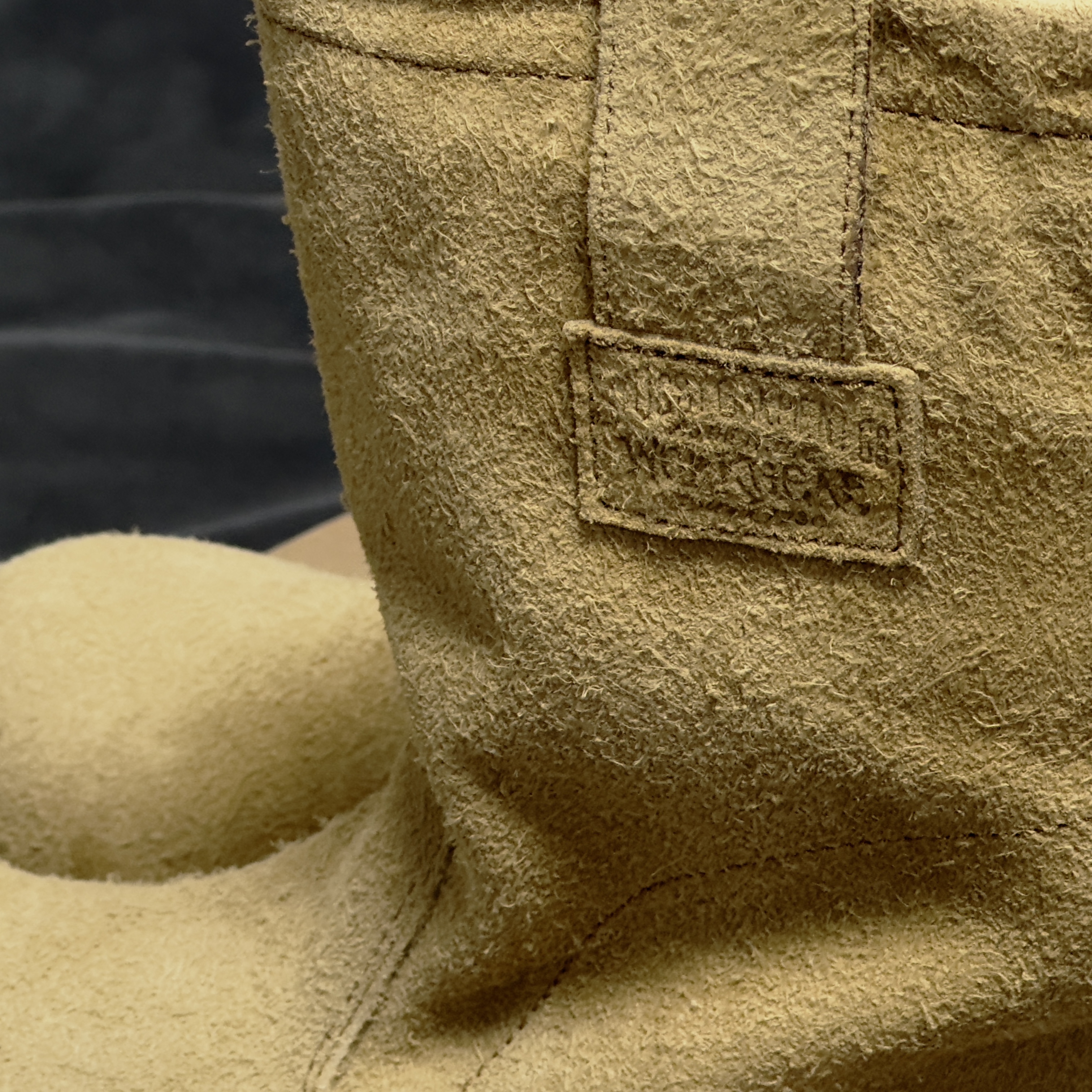 Dr. Martens x Stussy 2295 Decon Sand Hairy Suede Boots Tan 착용 스타일 - 3