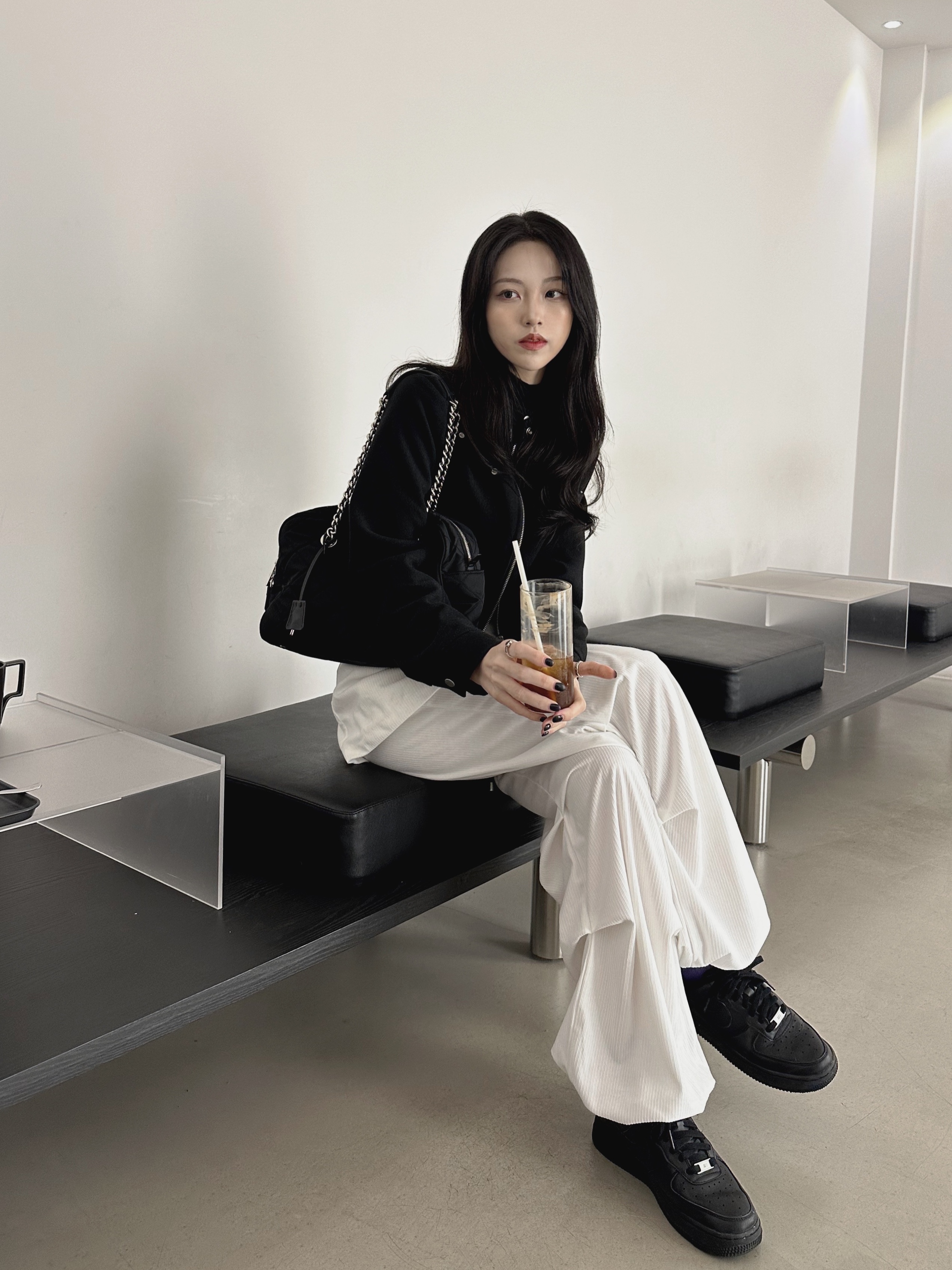 Prada Pocono Nylon Quilted Chain Shoulder Bag Black, Nike Air Force 1 '07 Low Triple Black 착용 스타일 - 1