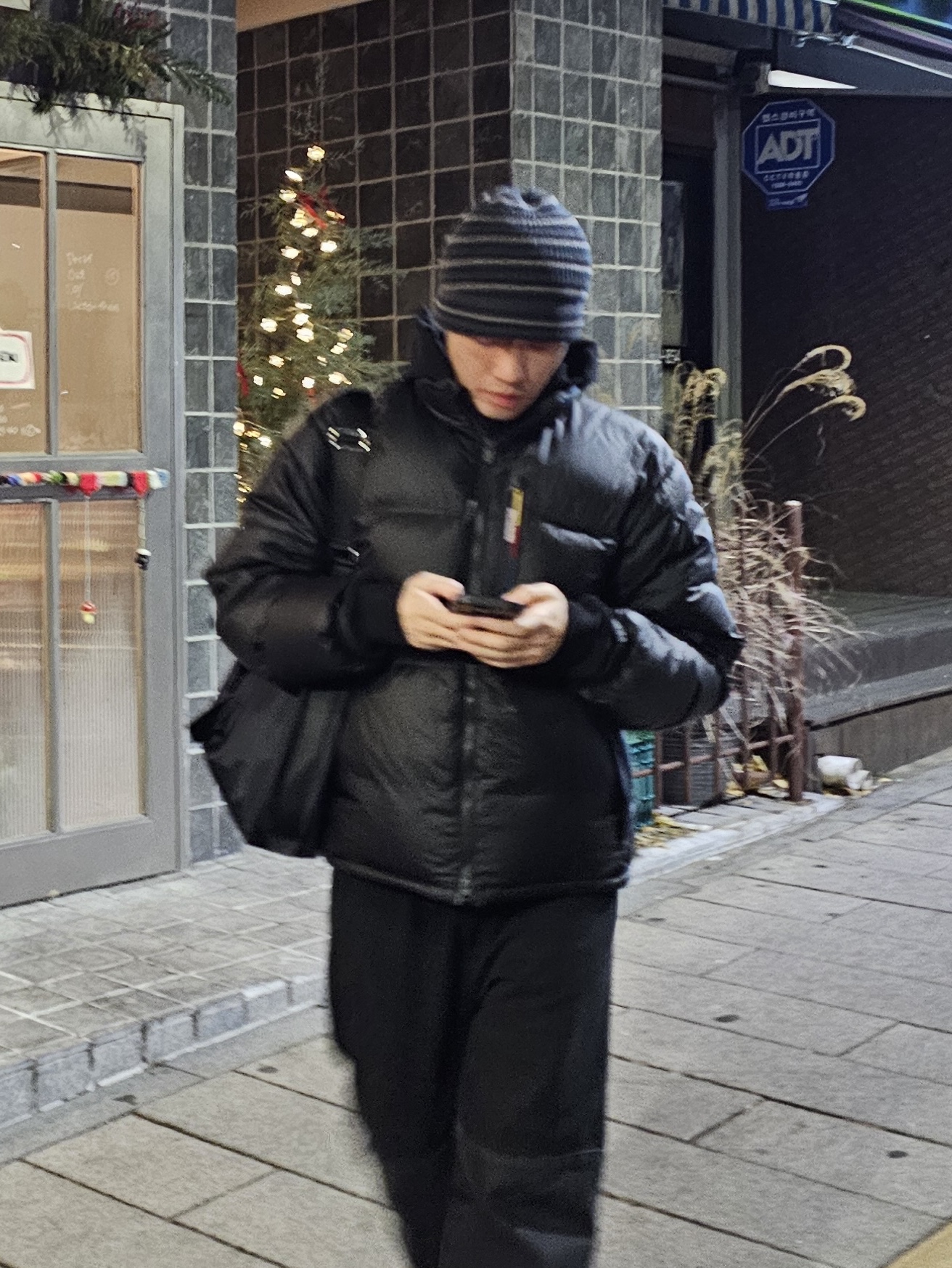 Salomon Contour Down Jacket Black, Amomento Drawstring Denim Pants Black 착용 스타일