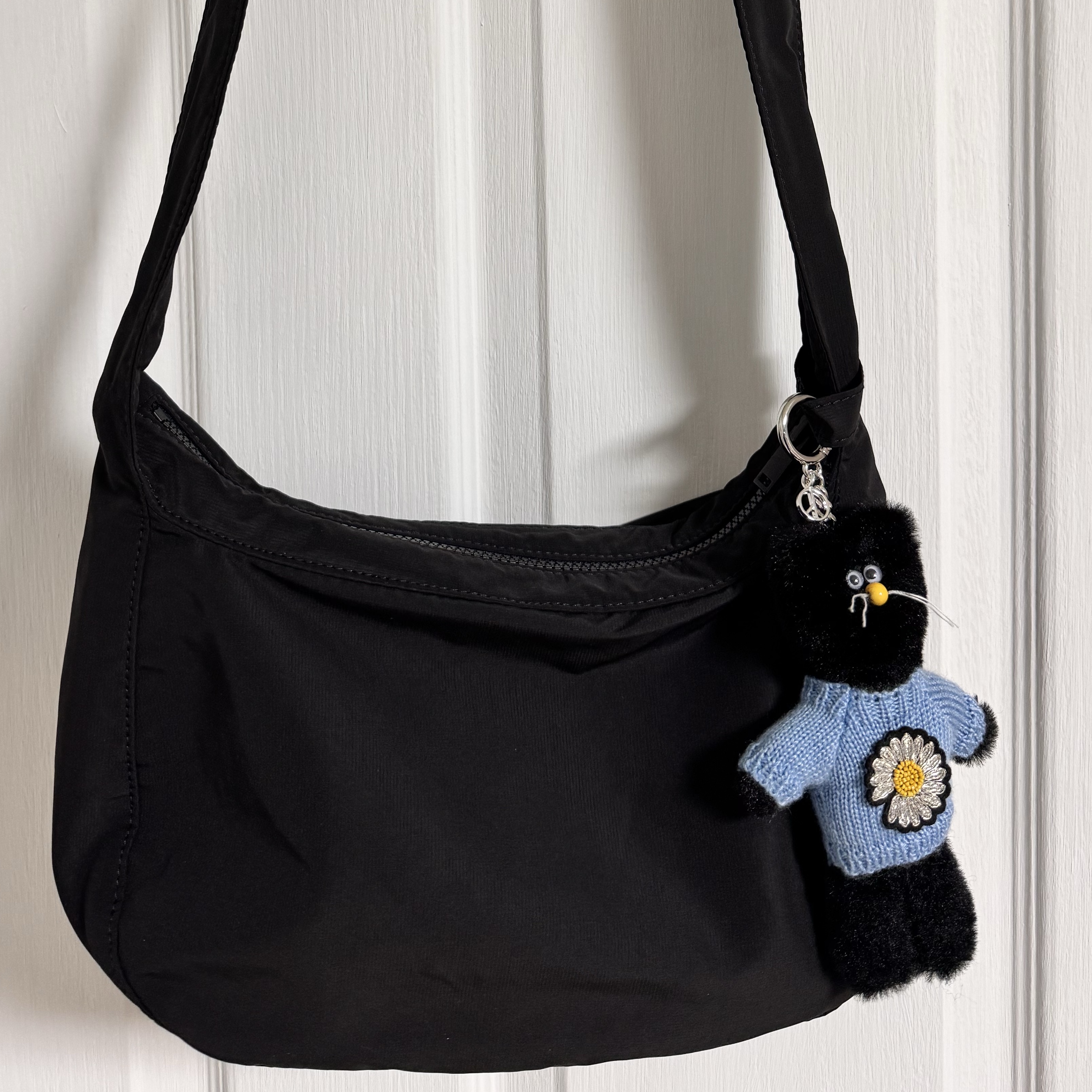 Monamhee x Peaceminusone Daihee Plush Keyring, COS Nylon Crossbody Saddle Bag Black 착용 스타일