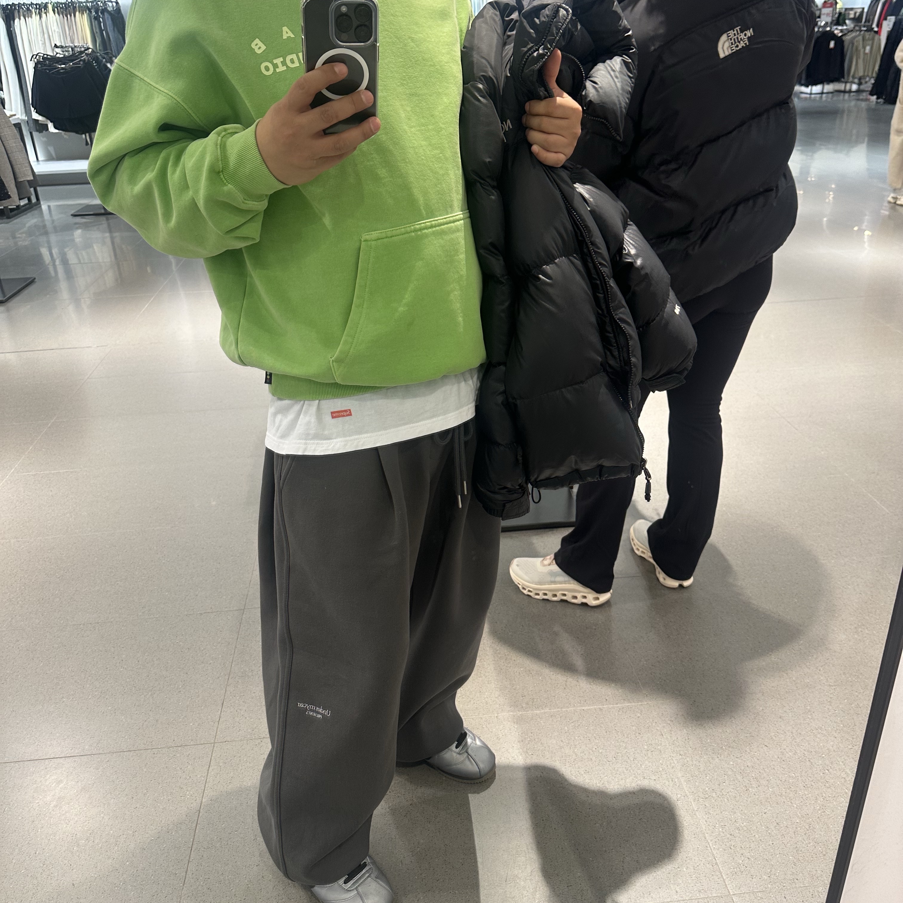 Undermycar Mu.03 Anti Fxxking Logo Play Oversized Sweat Jogger Olive 착용 스타일