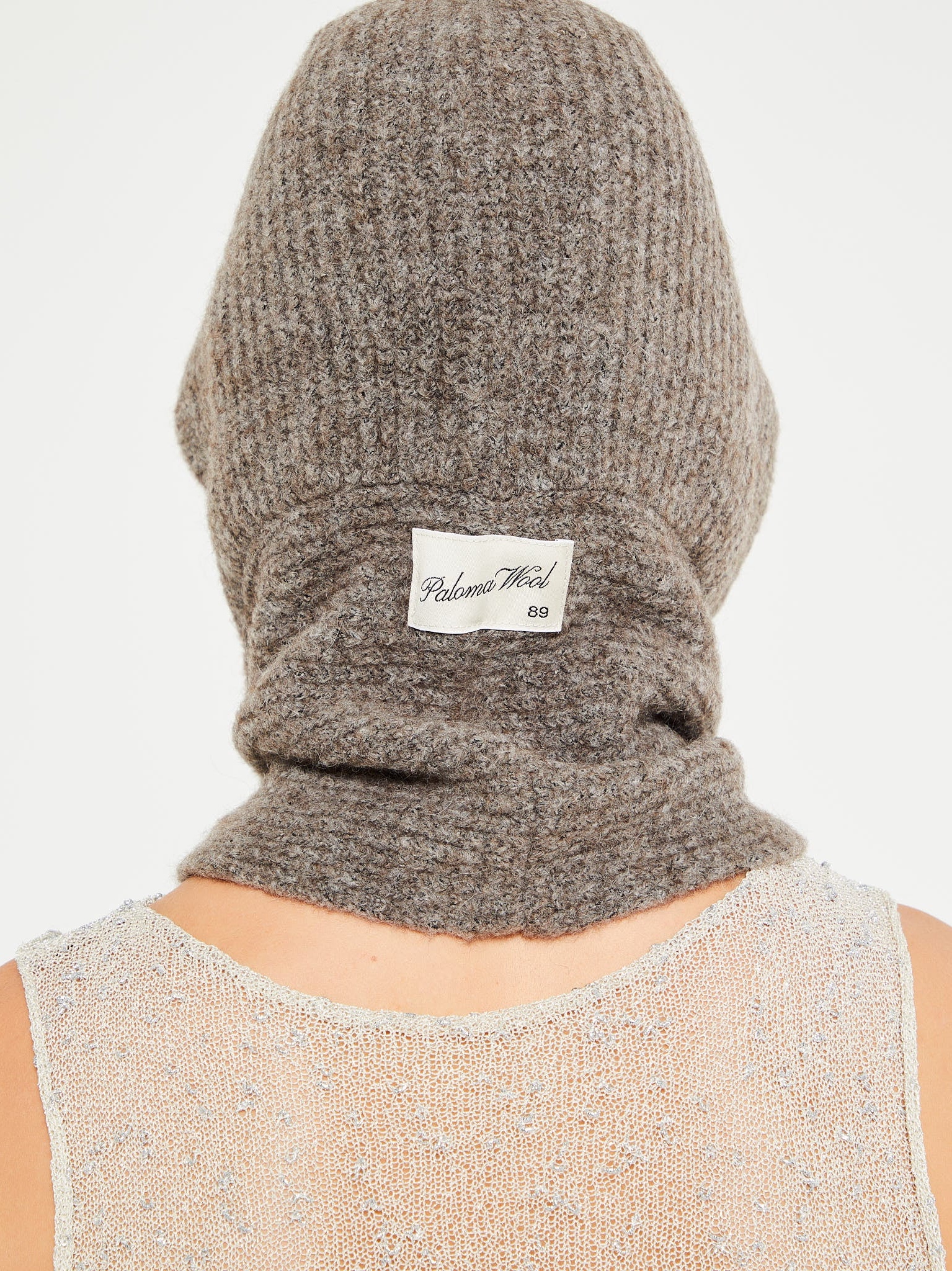 Paloma Wool Coucou Balaclava Taupe, Emis Flower Boucle Crossed Body Bag Black 착용 스타일 - 3