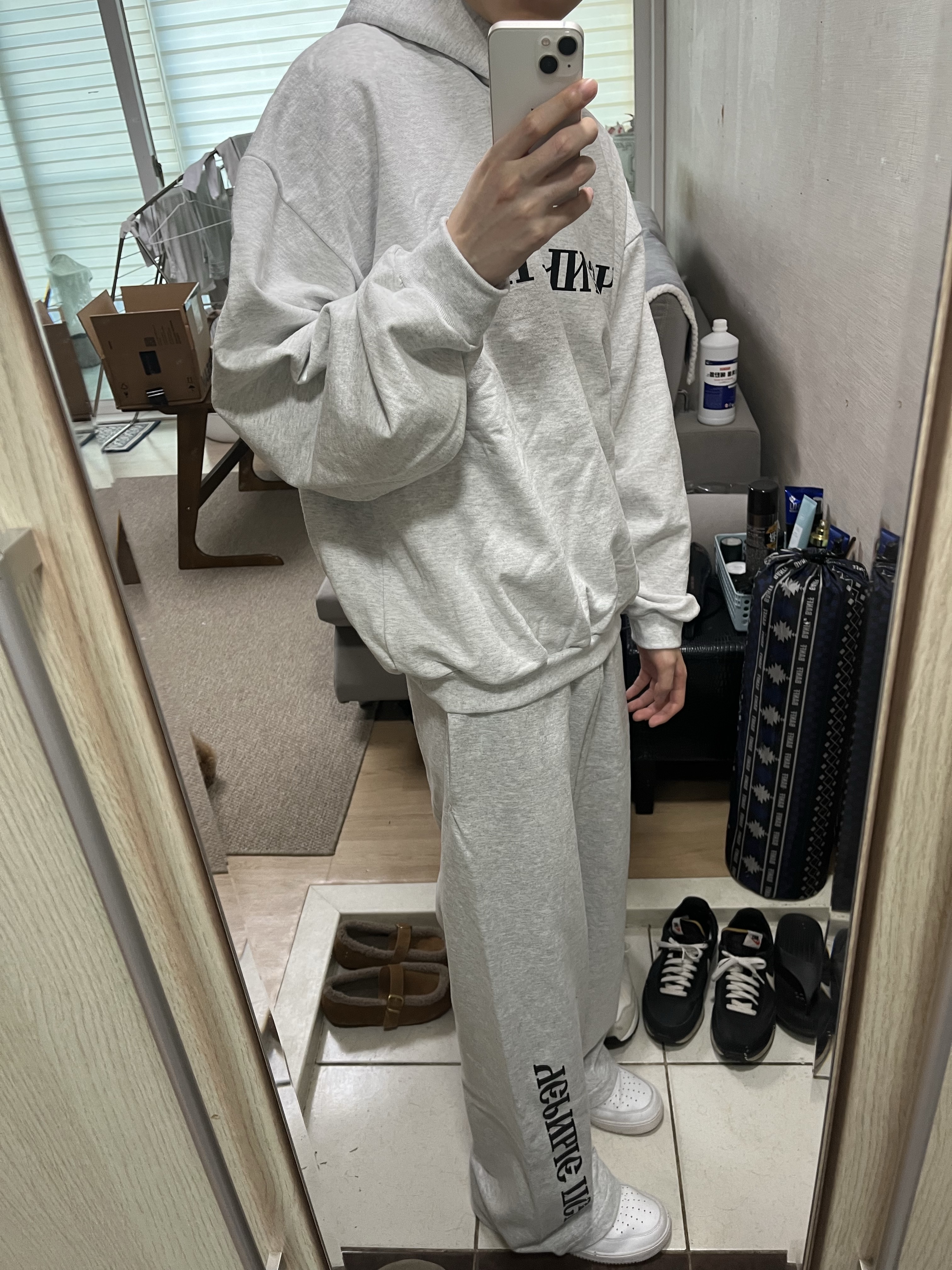Yeezy x Gosha Rubchinskiy YZY Black Dogs Hoodie Heather Grey, Yeezy x Gosha Rubchinskiy YZY Black Dogs Jogger Heather Grey 착용 스타일 - 2