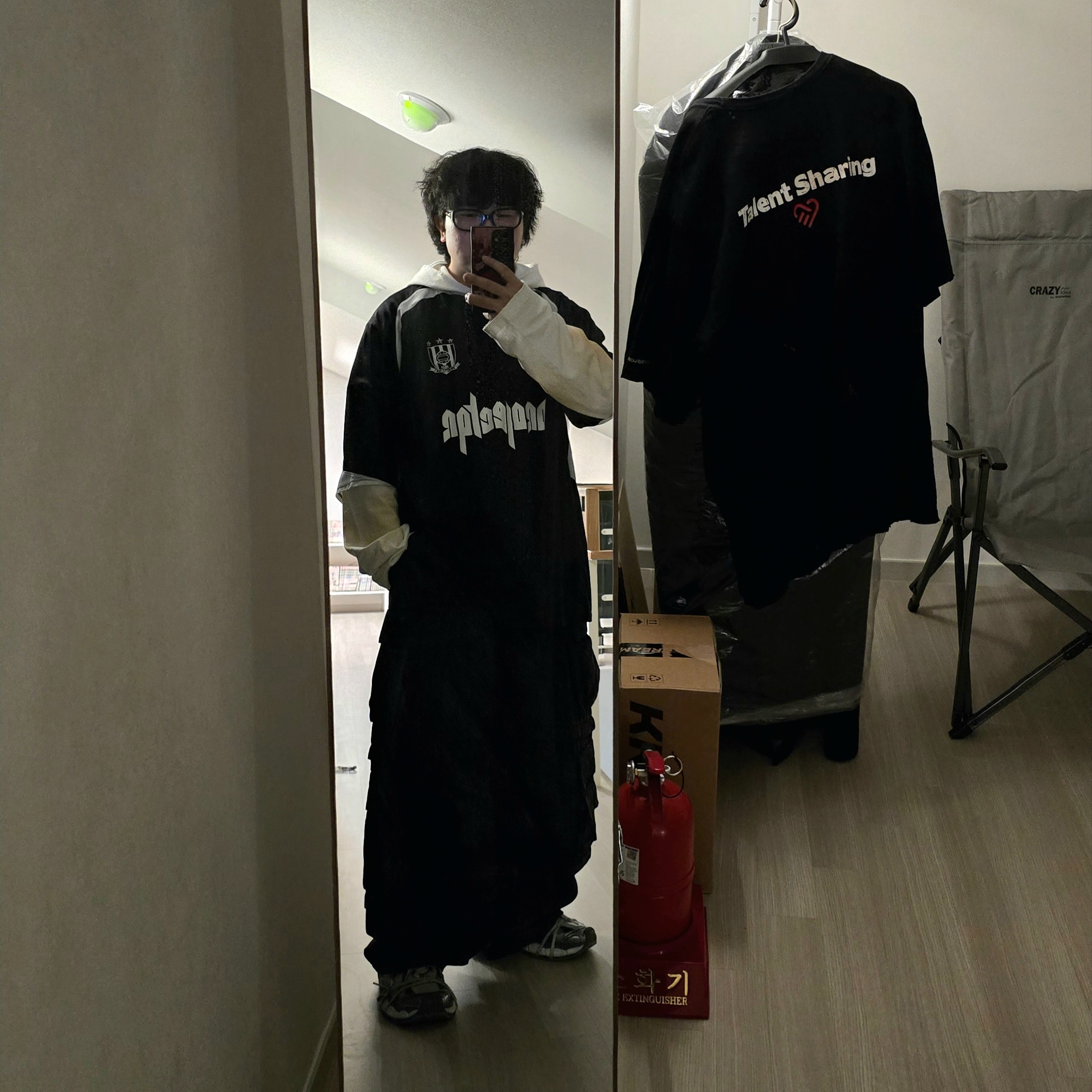 Balenciaga 3XL Sneakers Grey White Red, Project G/R Oversized Convertible Cargo Pants Coated Black 착용 스타일 - 3