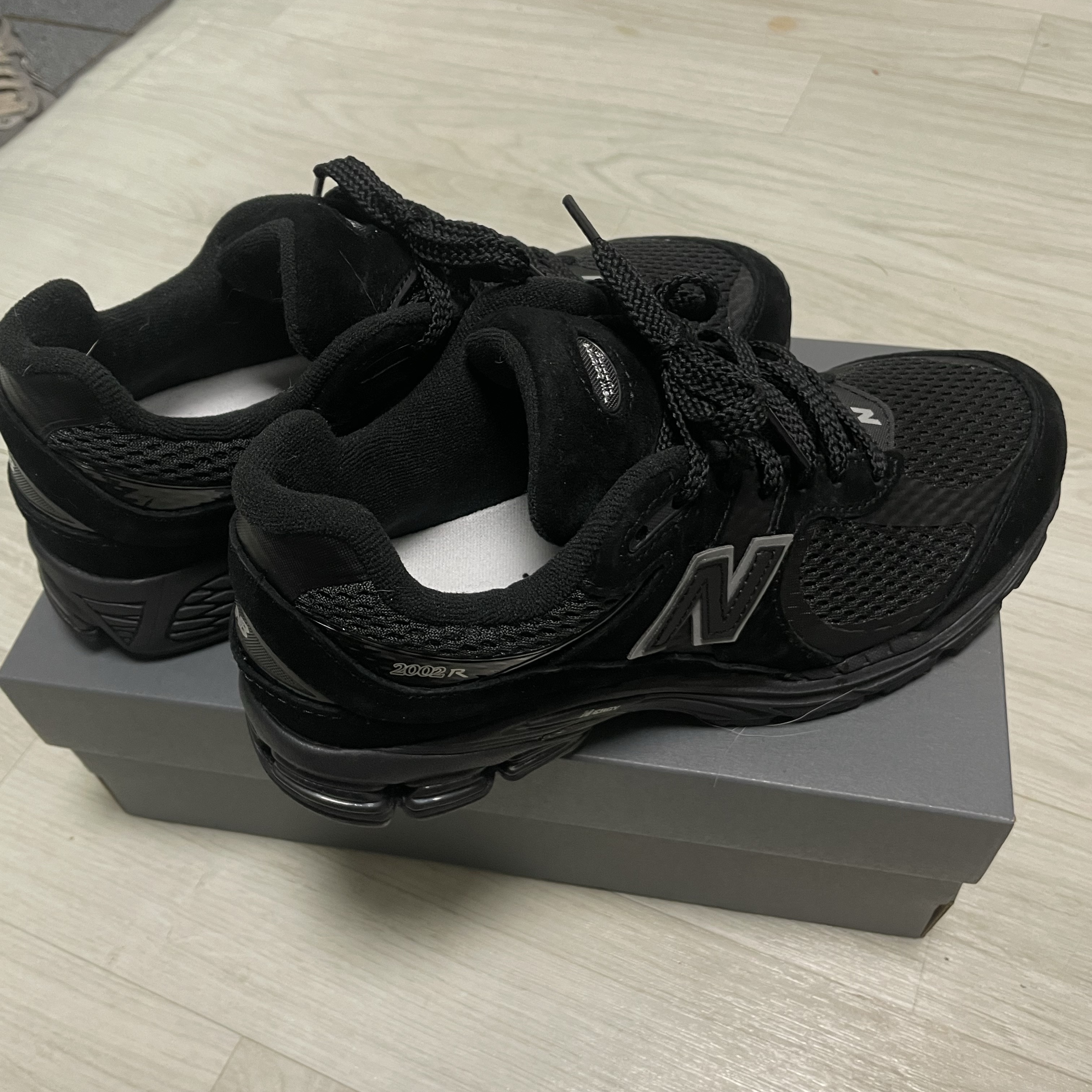 New Balance 2002 Black 착용 스타일 - 2