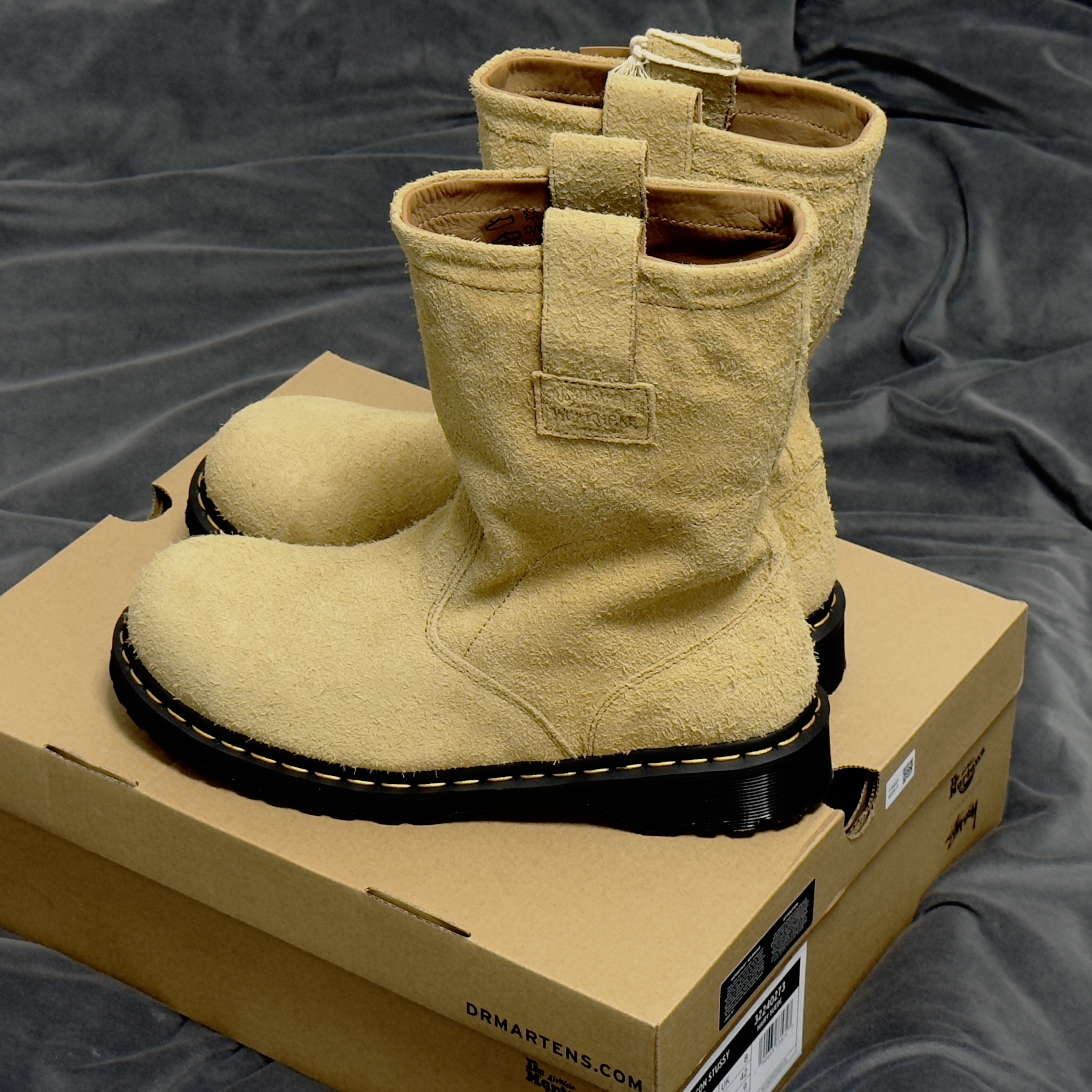 Dr. Martens x Stussy 2295 Decon Sand Hairy Suede Boots Tan 착용 스타일 - 2