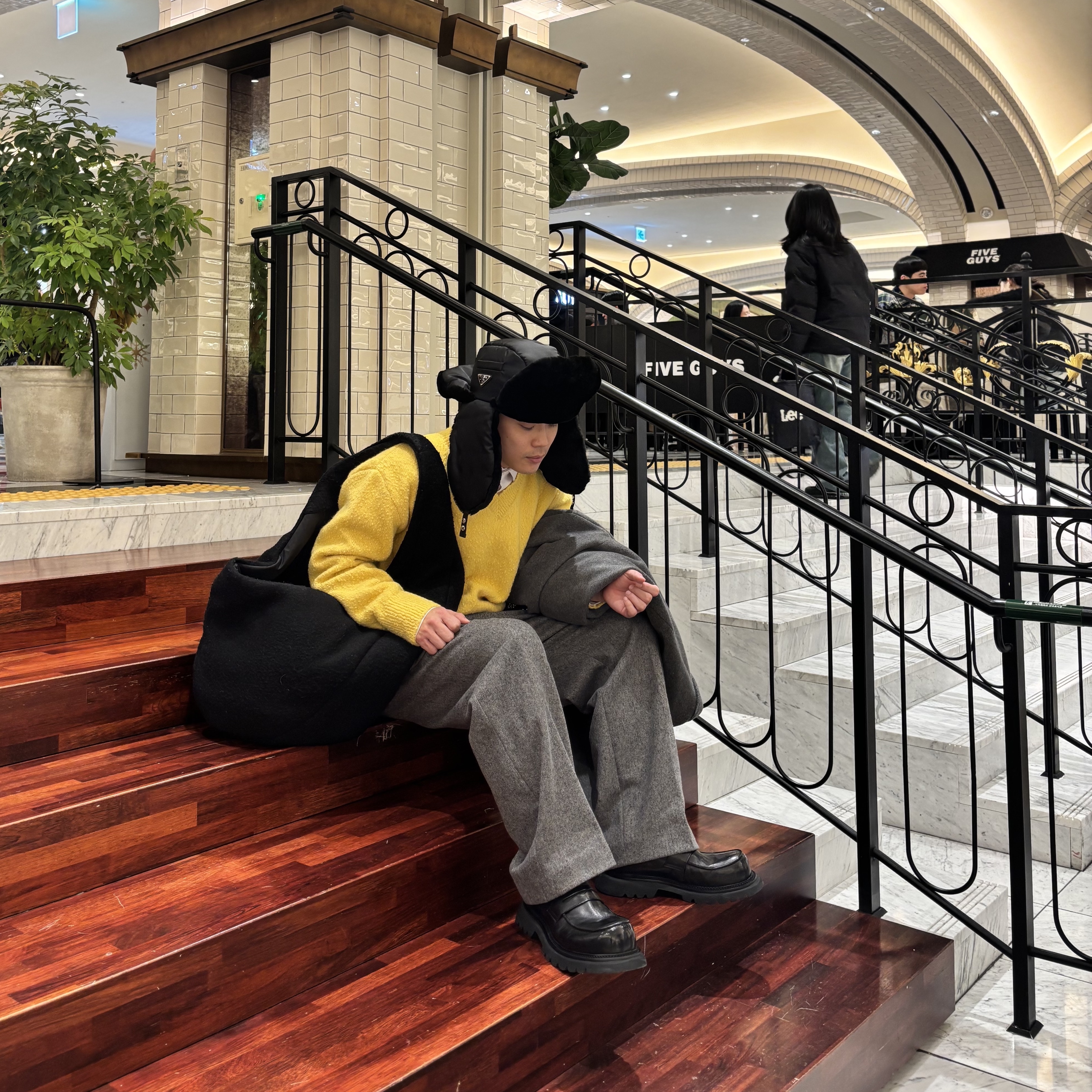 STU Straight Wool Slacks Grey, STU Casentino V-Neck Knit Yellow 착용 스타일