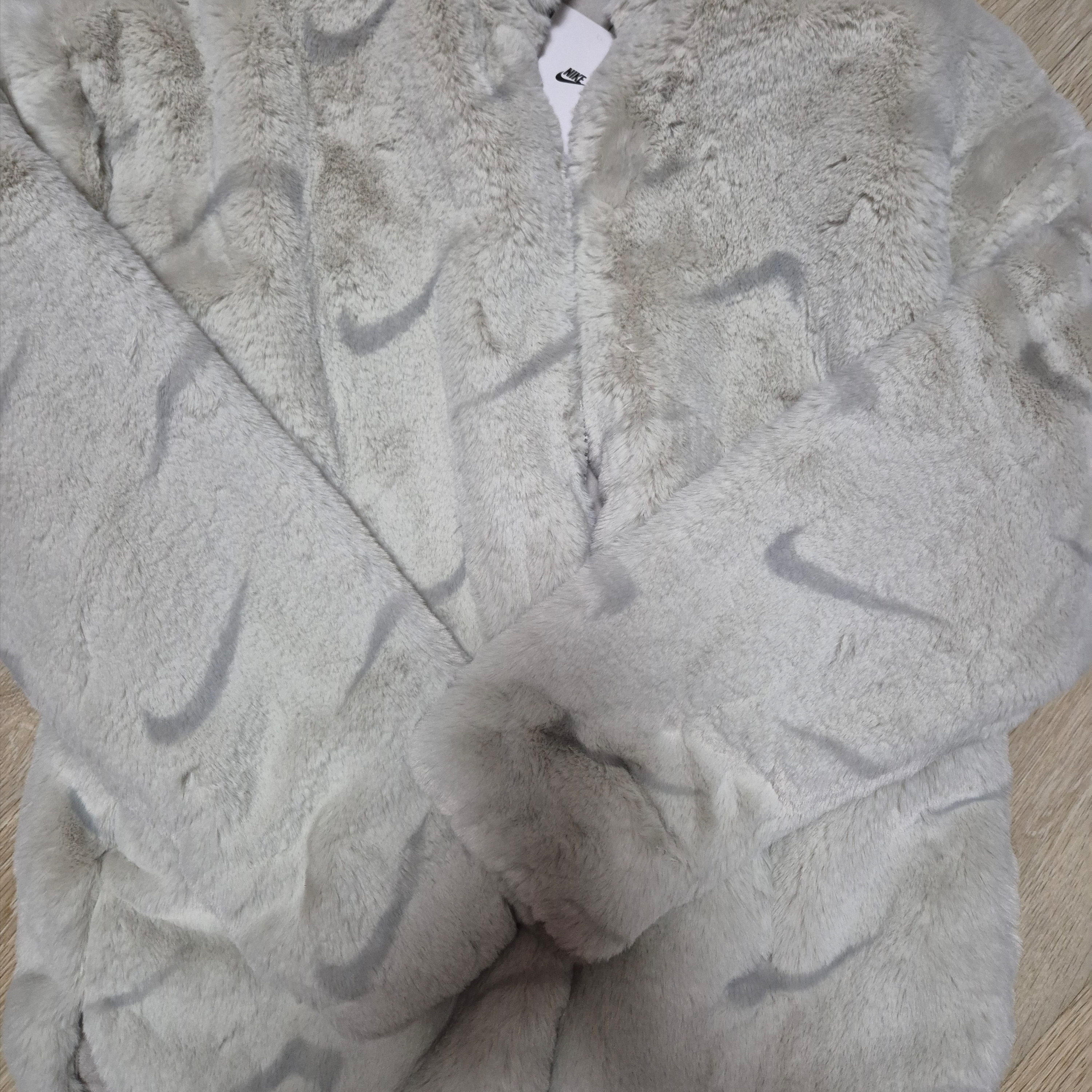 (Kids) Nike NSW Faux Fur Jacket Light Bone 착용 스타일