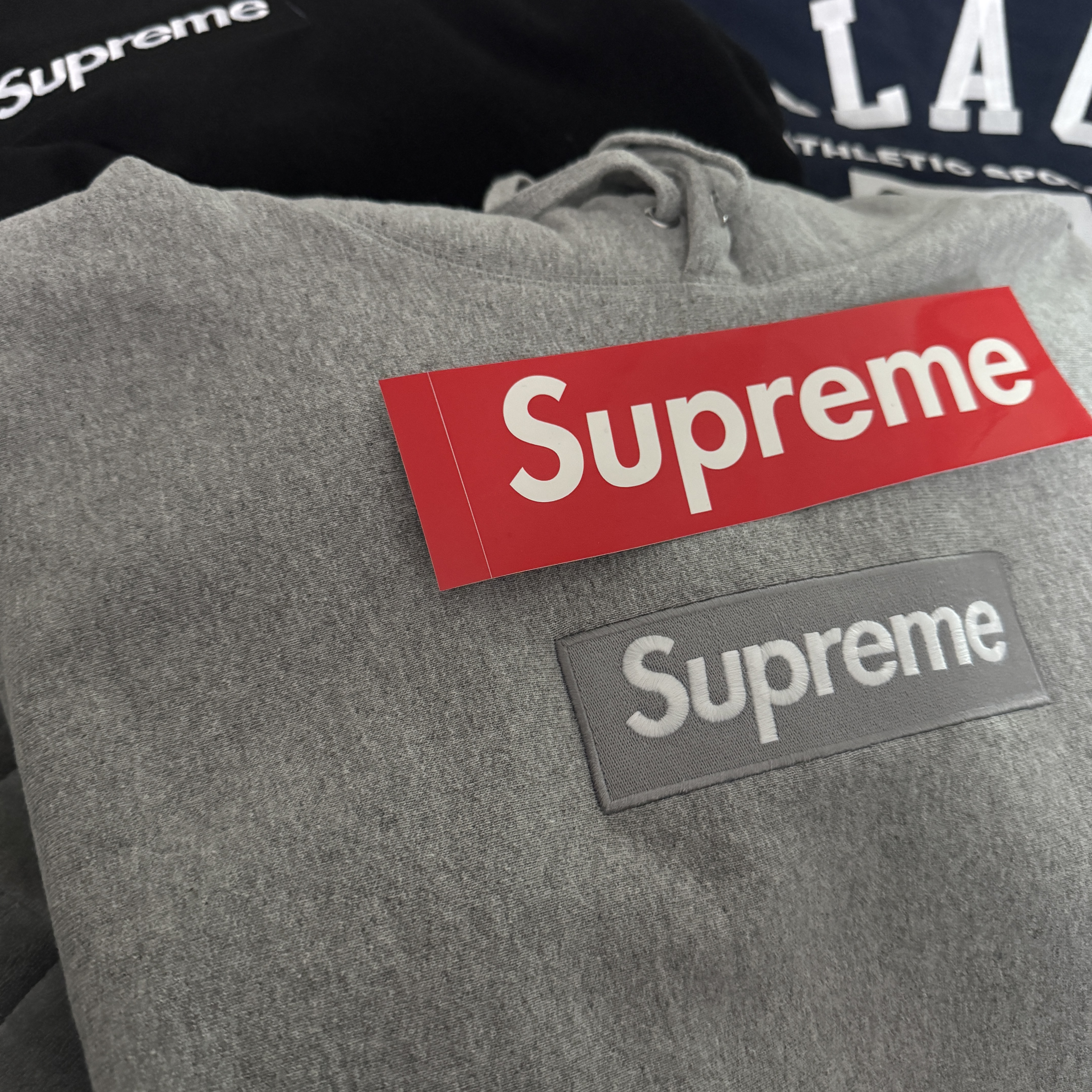 Supreme Box Logo Hooded Sweatshirt Black - 24FW, Supreme Box Logo Hooded Sweatshirt Heather Grey - 24FW 착용 스타일 - 1