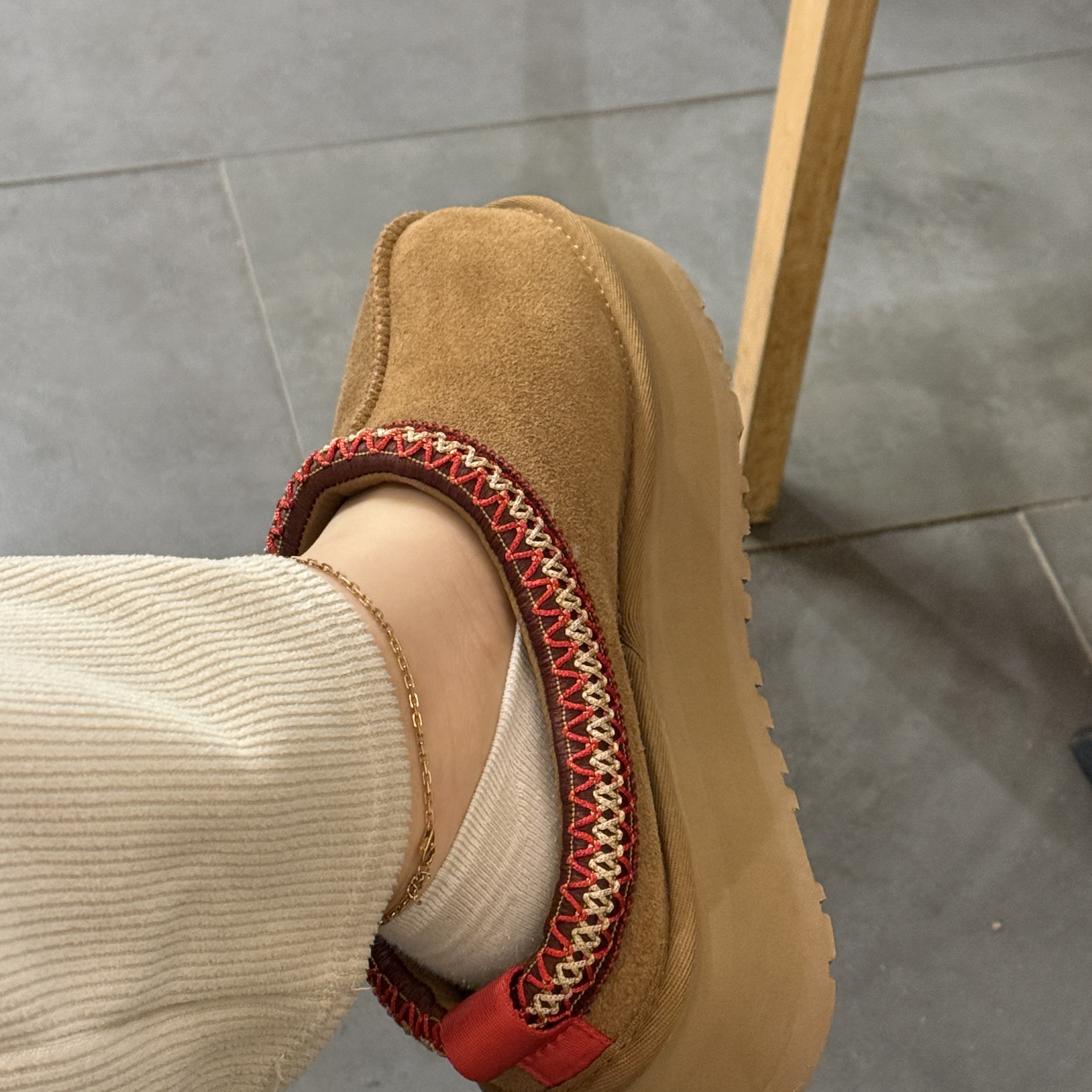 (W) UGG Tazz Slipper Chestnut 착용 스타일