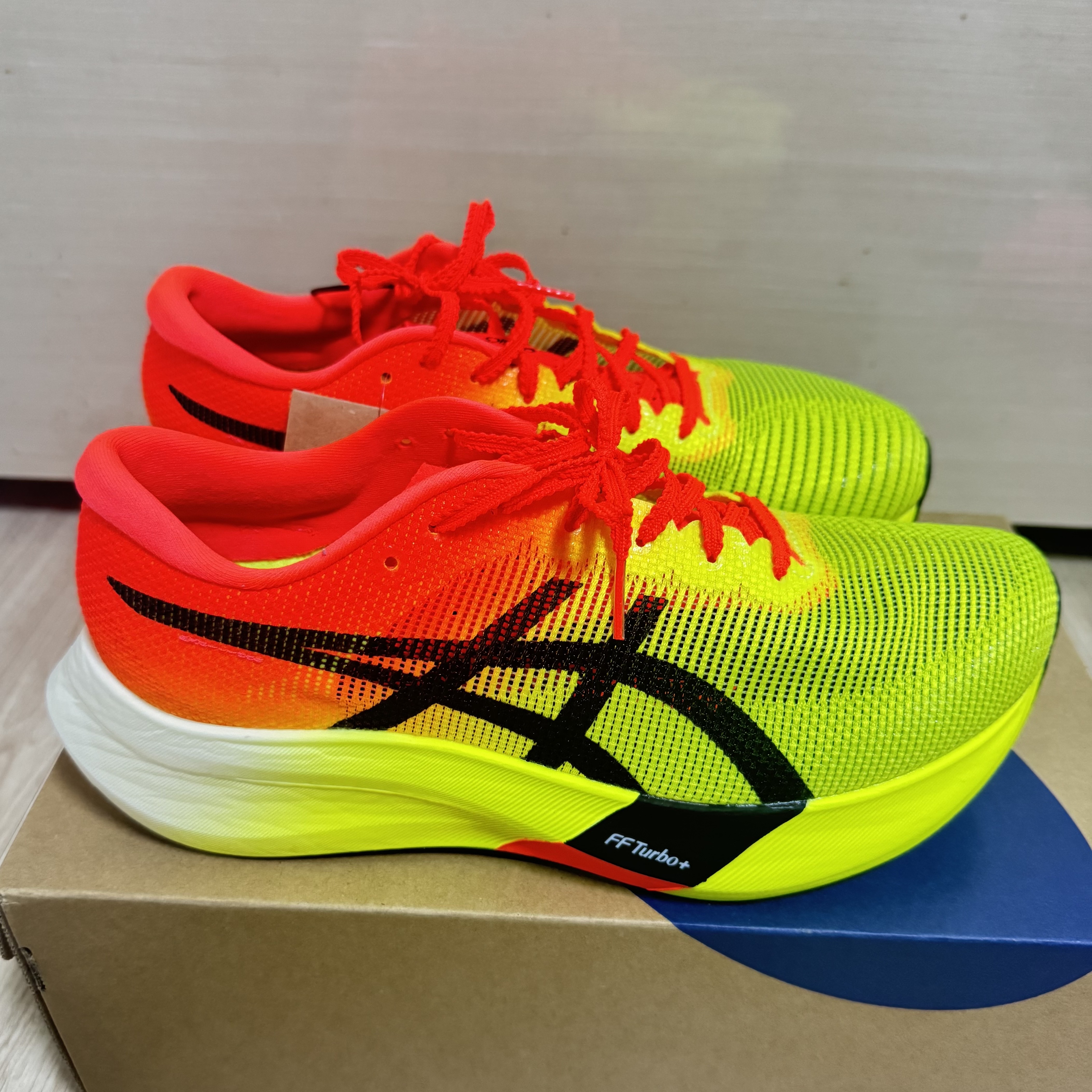 Asics Metaspeed Edge Paris Safety Yellow Black 착용 스타일