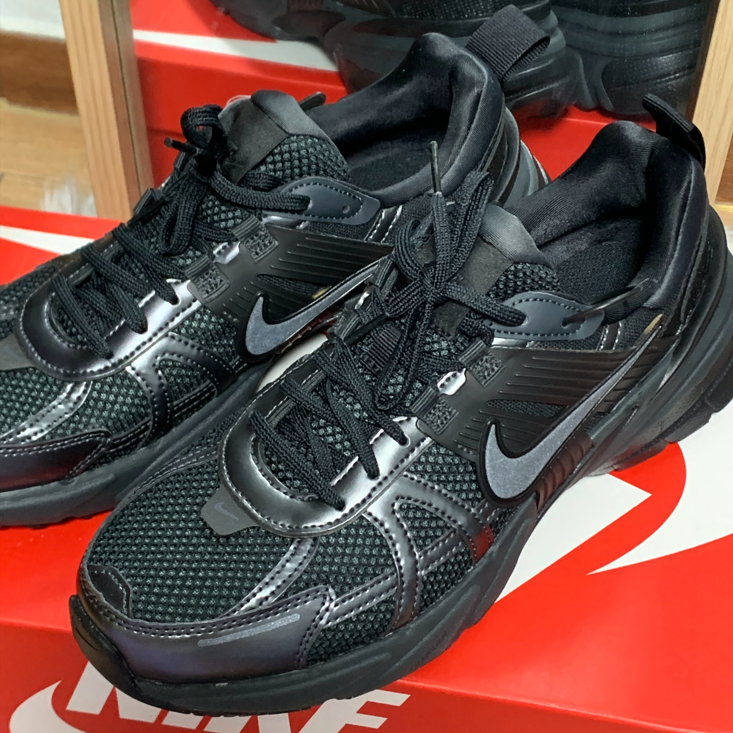 Nike V2K Run Black Anthracite 착용 스타일