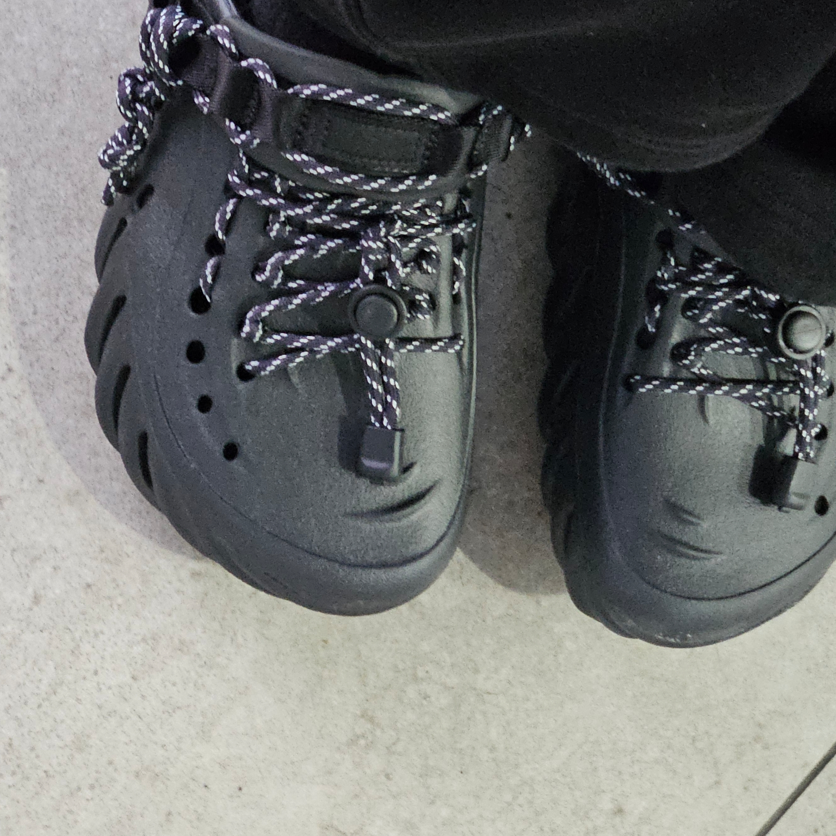 Crocs Echo Clog Black 착용 스타일 - 2