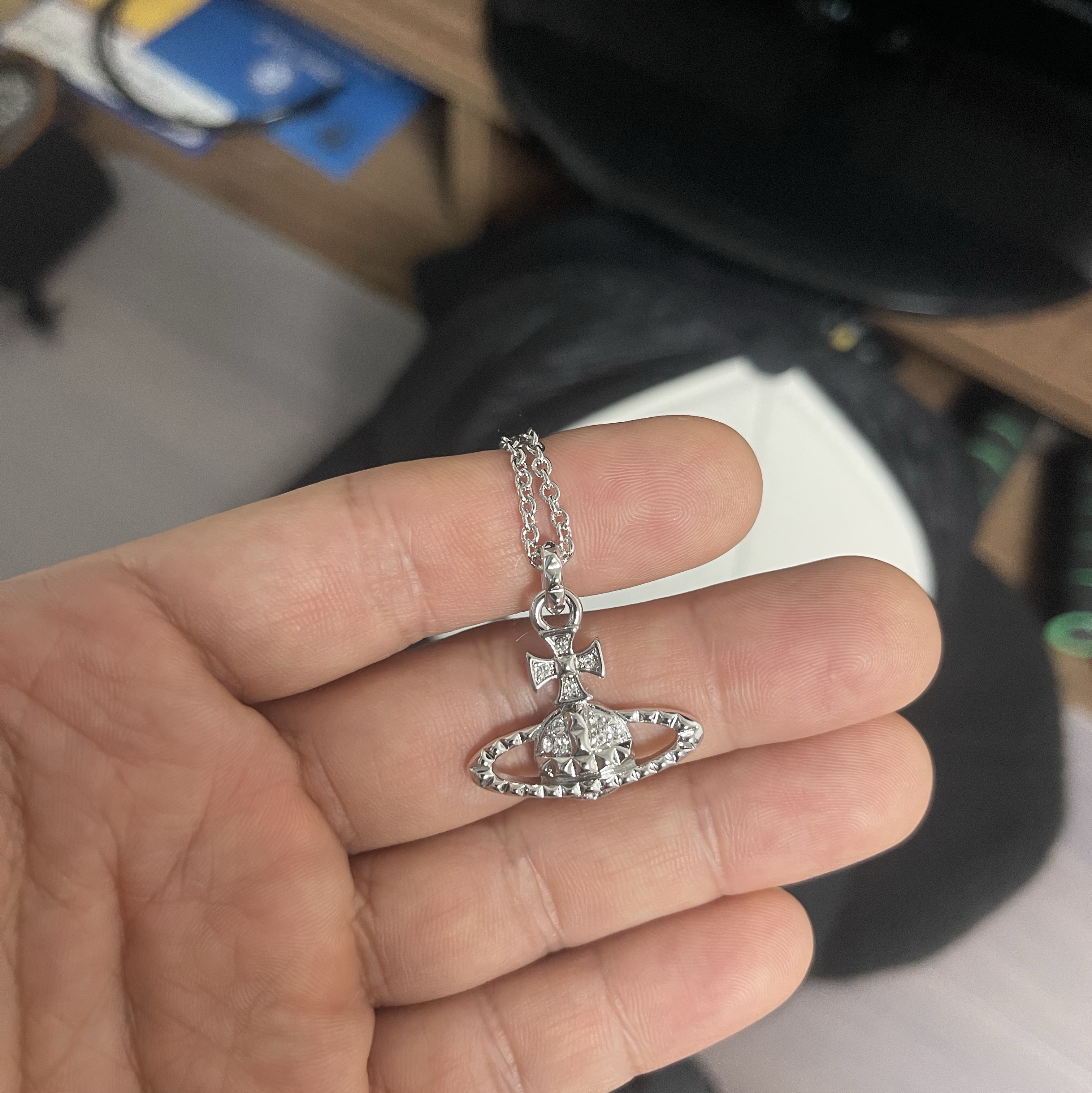 Vivienne Westwood Mayfair Bas Relief Pendant Silver 착용 스타일