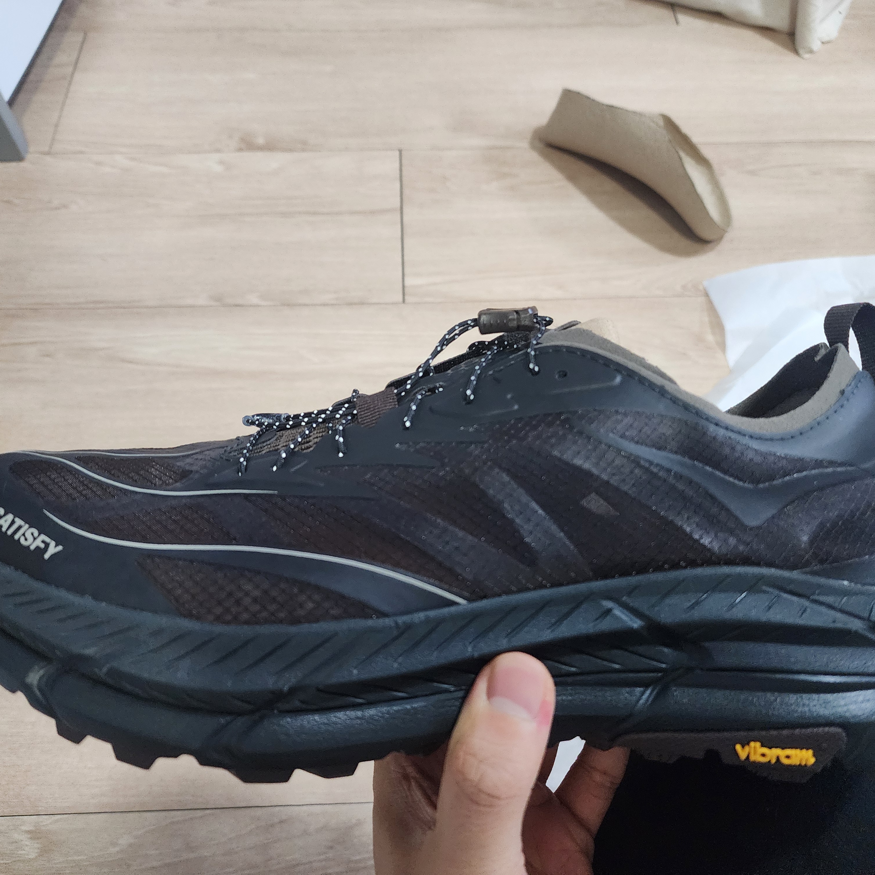 Hoka x Satisfy Mafate Speed 4 Lite Coffee 착용 스타일