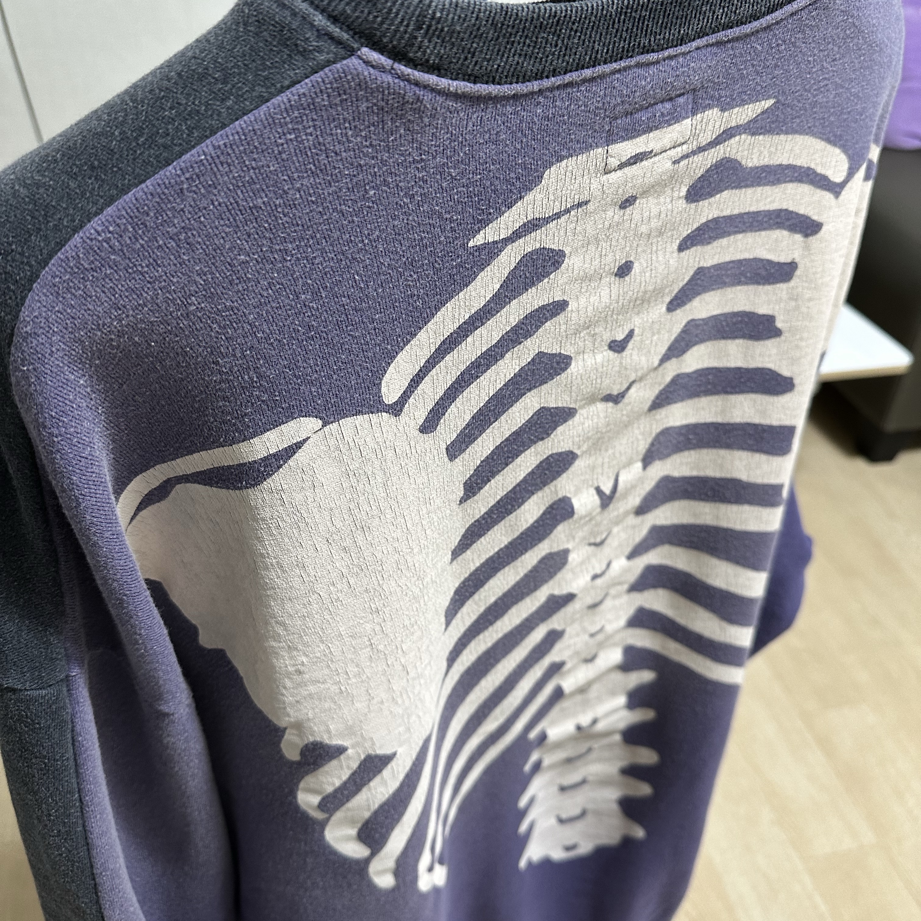 Kapital 2 Tone Big Fleece Sweatshirt Black Purple 착용 스타일 - 2
